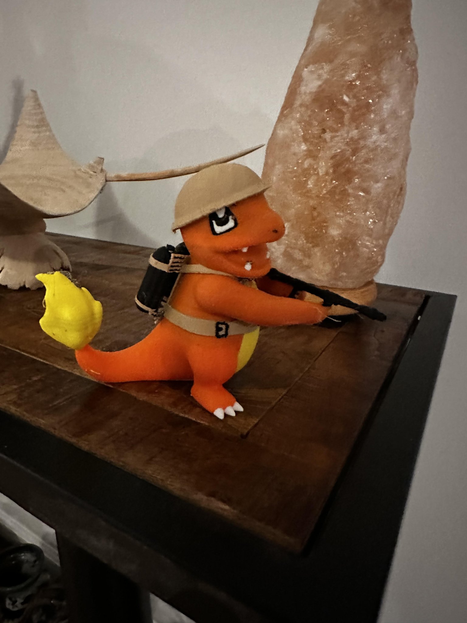 Charmander sử dụng súng phun lửa trong nghệ thuật điêu khắc