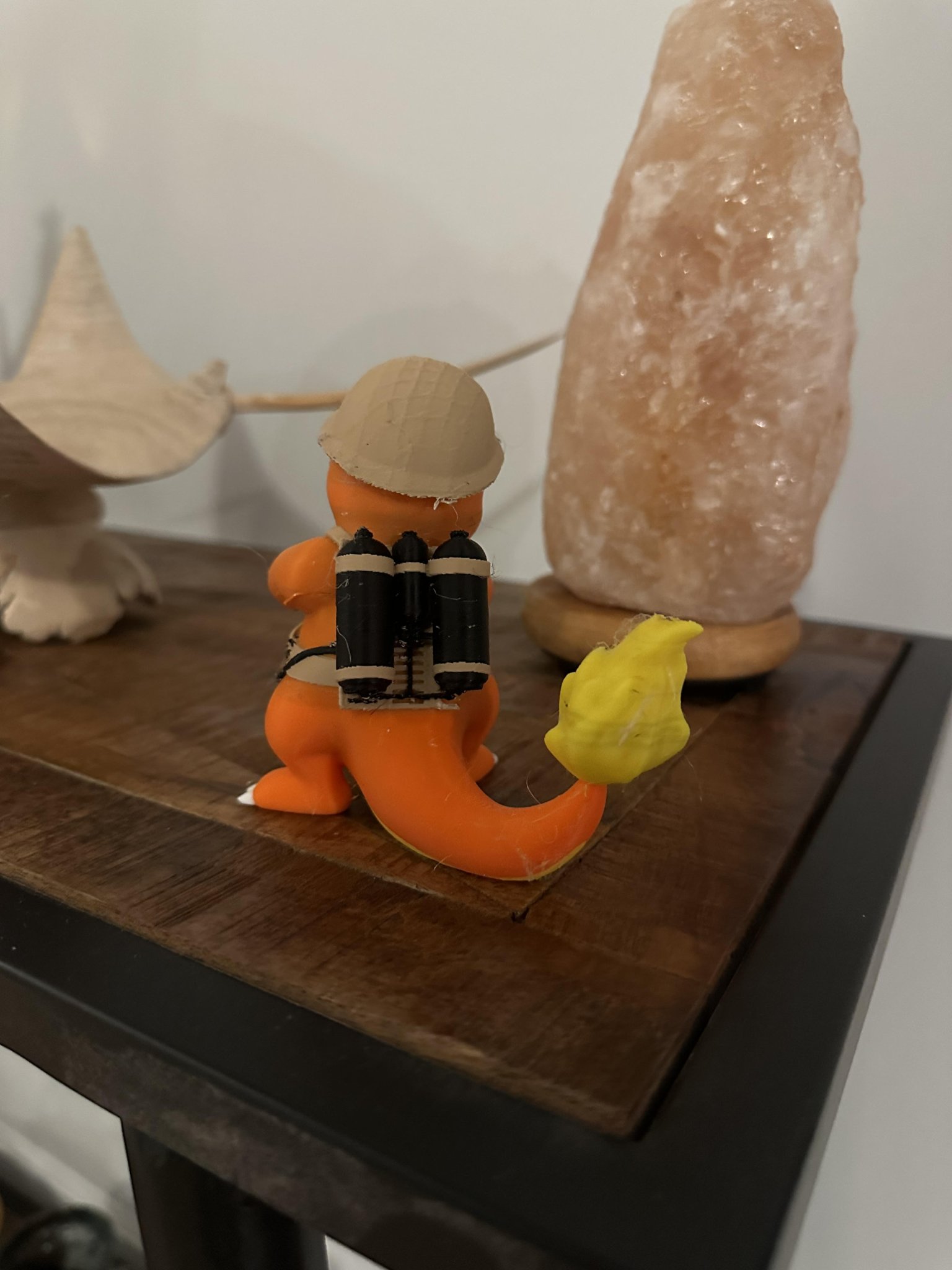 Charmander sử dụng súng phun lửa trong nghệ thuật điêu khắc