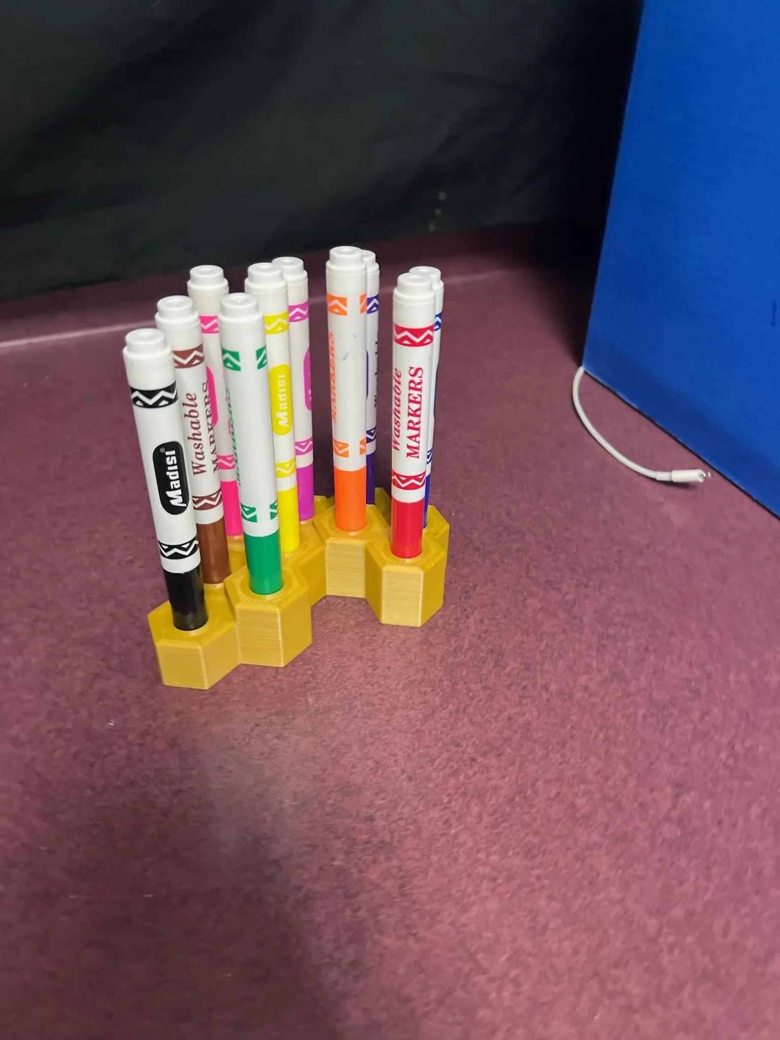 Giá đỡ bút đánh dấu tổ ong cho lớp mẫu giáo