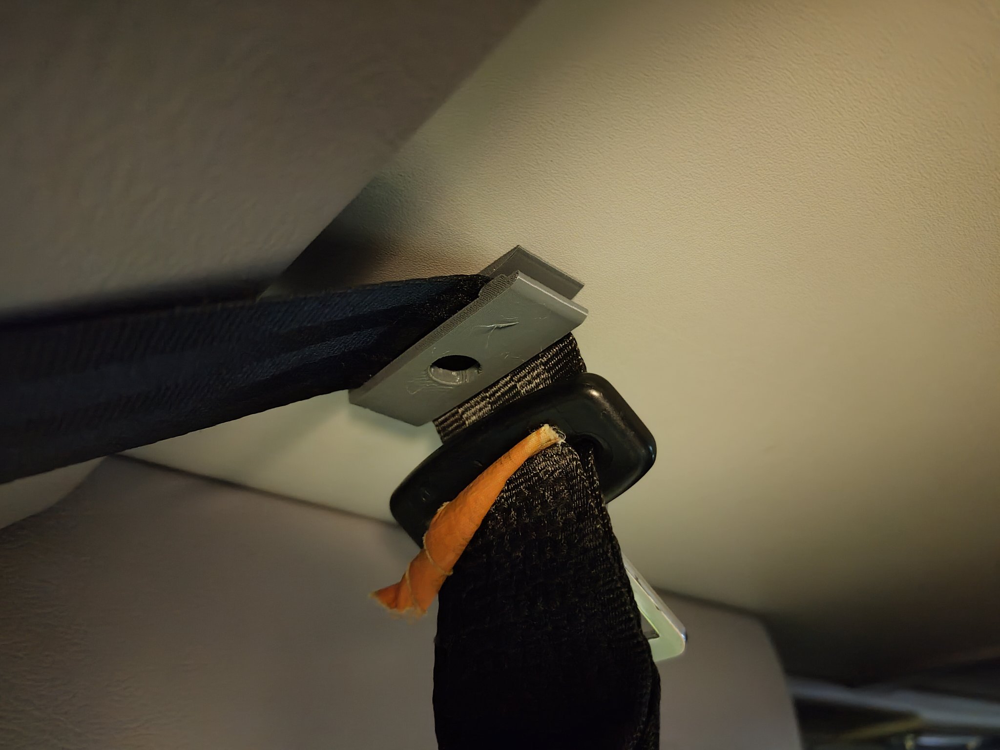 Giá đỡ dây an toàn thay thế cho xe Marco Polo