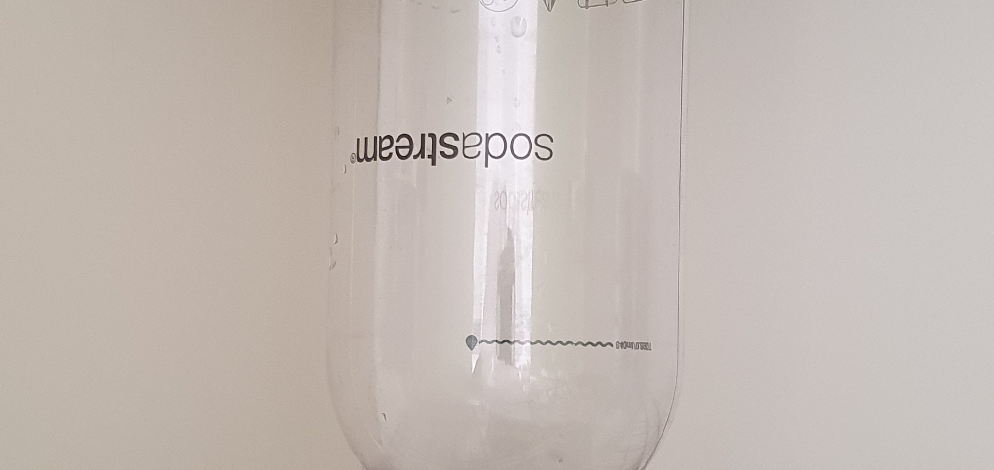 Nắp máy sấy Sodastream giữ chai thẳng đứng