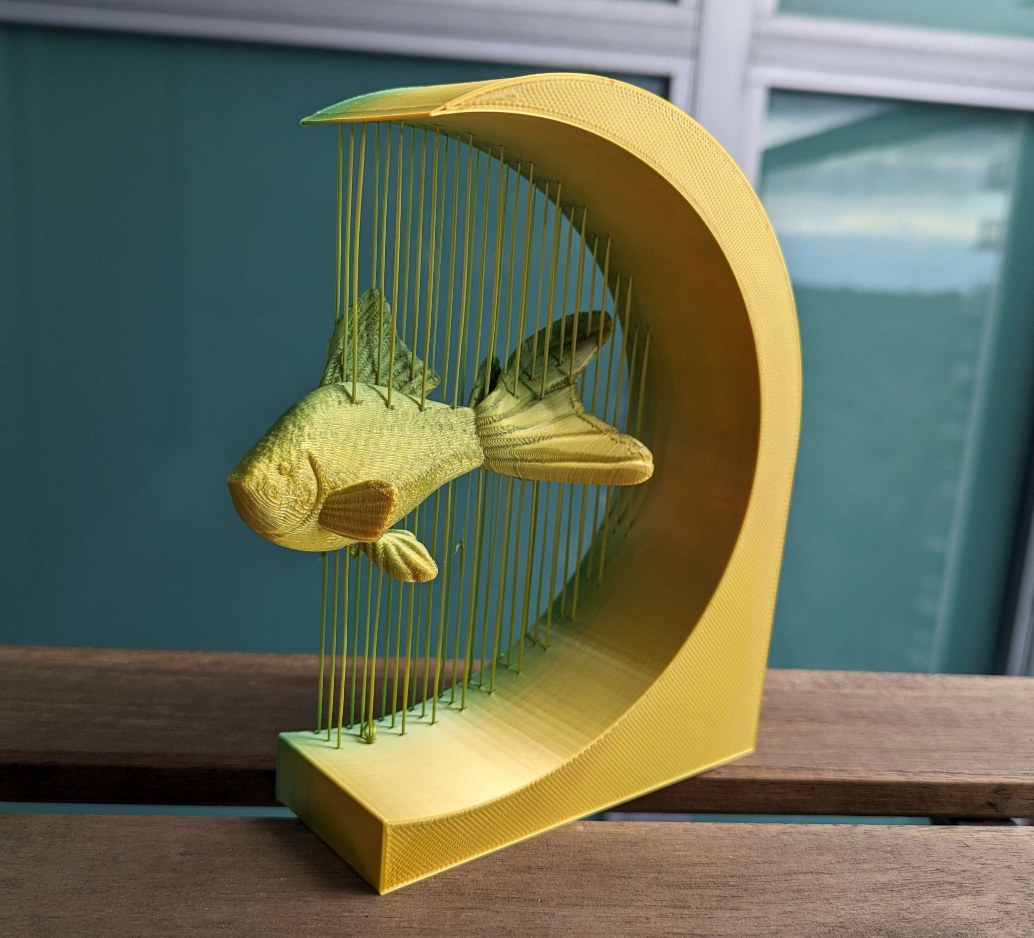 Cá vàng treo lơ lửng trong không gian nghệ thuật