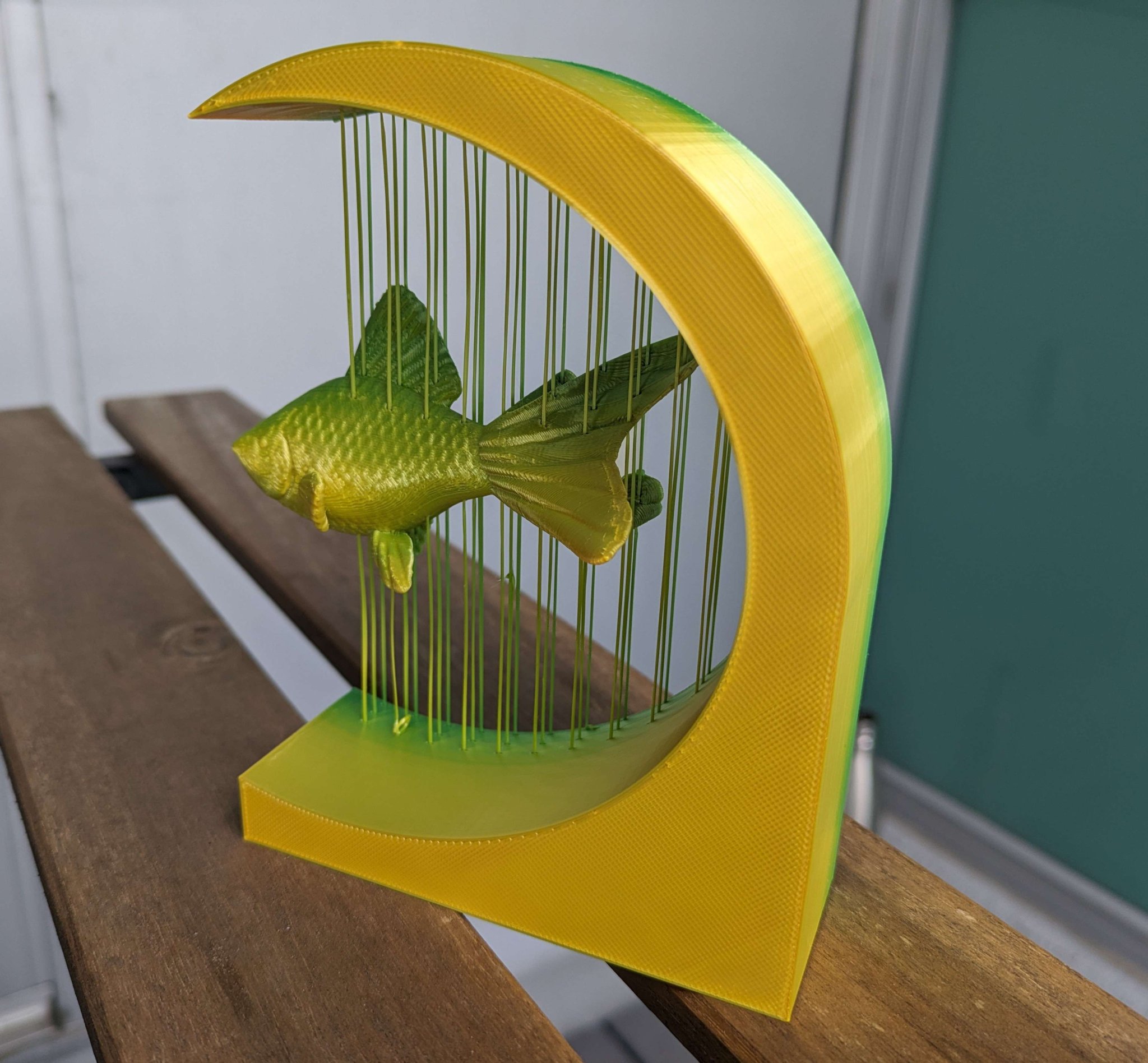 Cá vàng treo lơ lửng trong không gian nghệ thuật