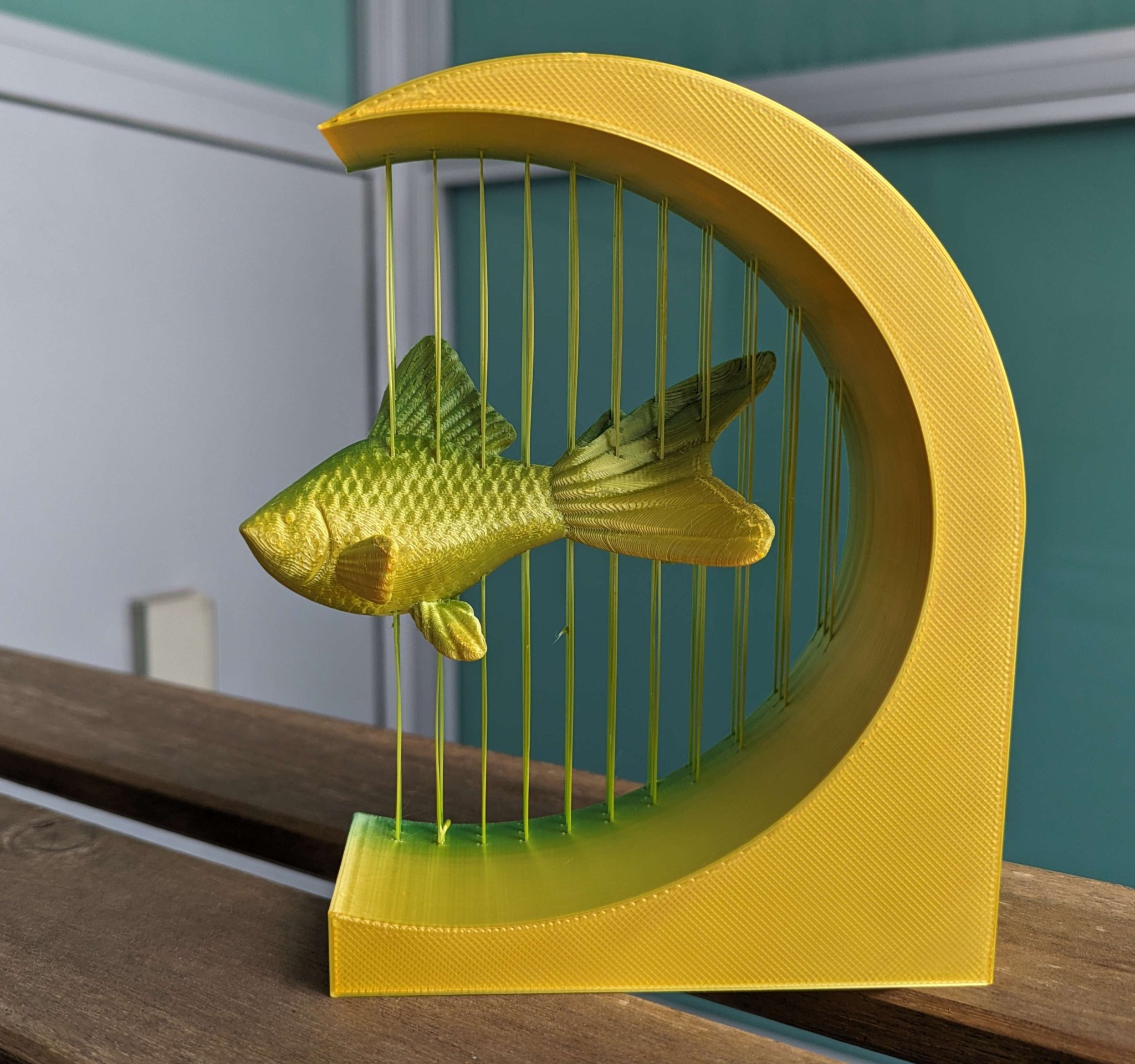 Cá vàng treo lơ lửng trong không gian nghệ thuật