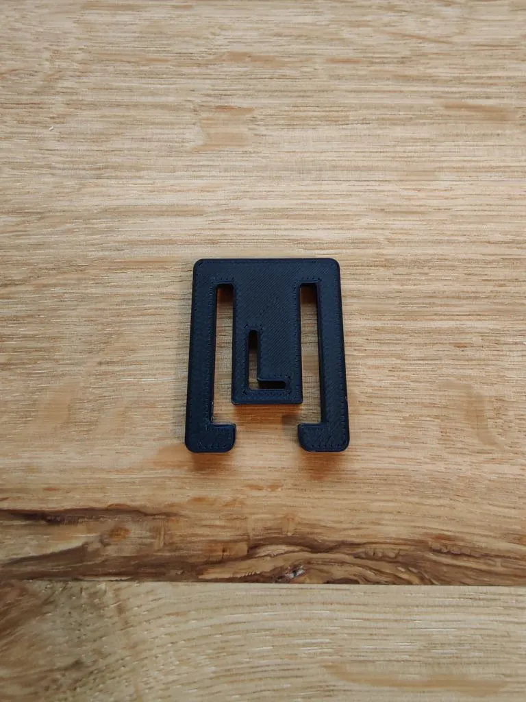 Kẹp khăn tắm với chữ cái đầu tiên