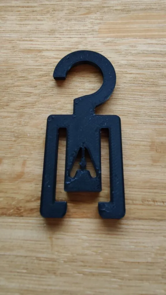 Kẹp khăn tắm với chữ cái đầu tiên