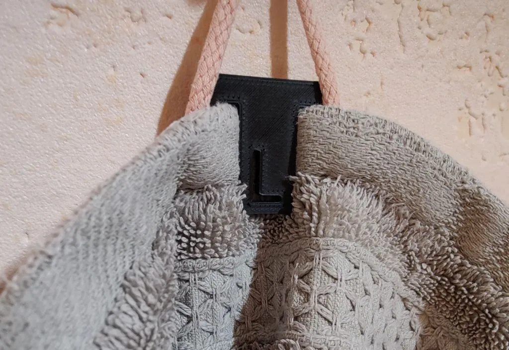 Kẹp khăn tắm với chữ cái đầu tiên