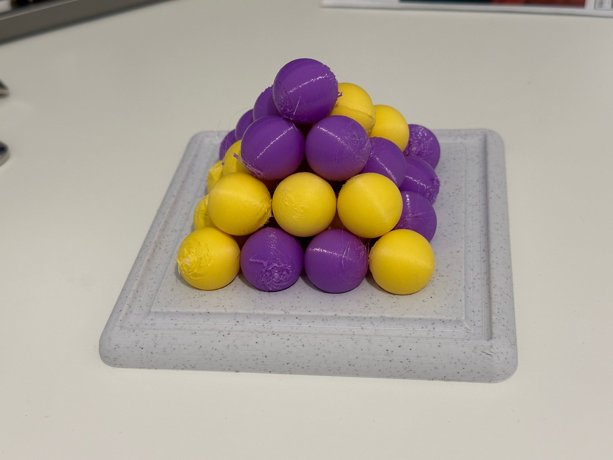 Trò chơi bàn Pylos với thiết kế đơn giản và thú vị