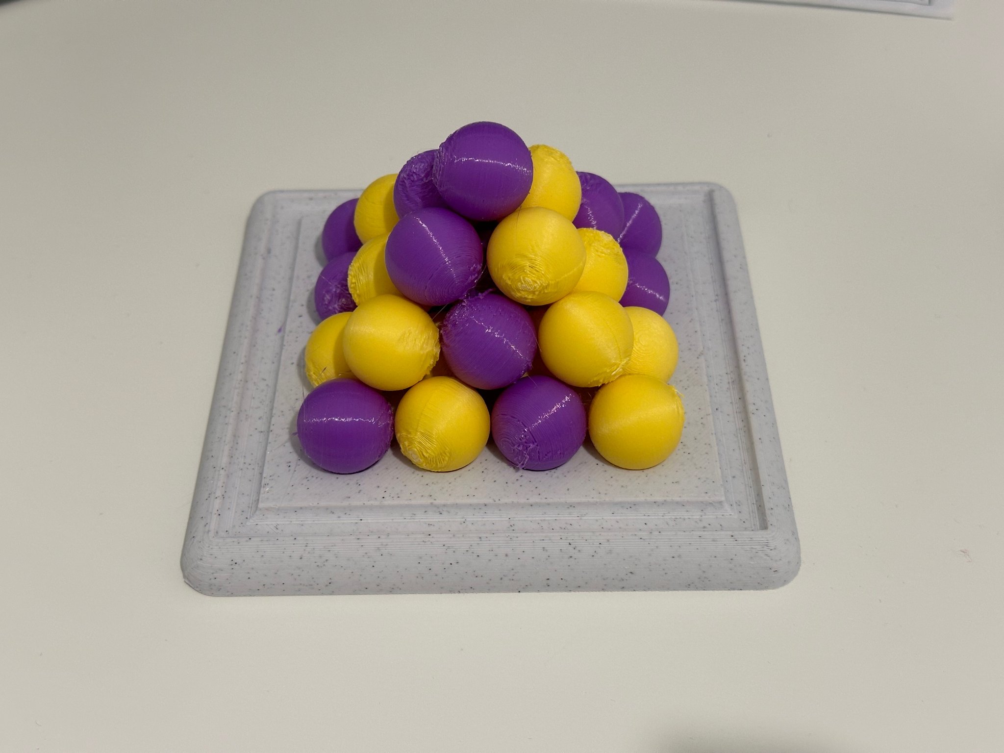 Trò chơi bàn Pylos với thiết kế đơn giản và thú vị