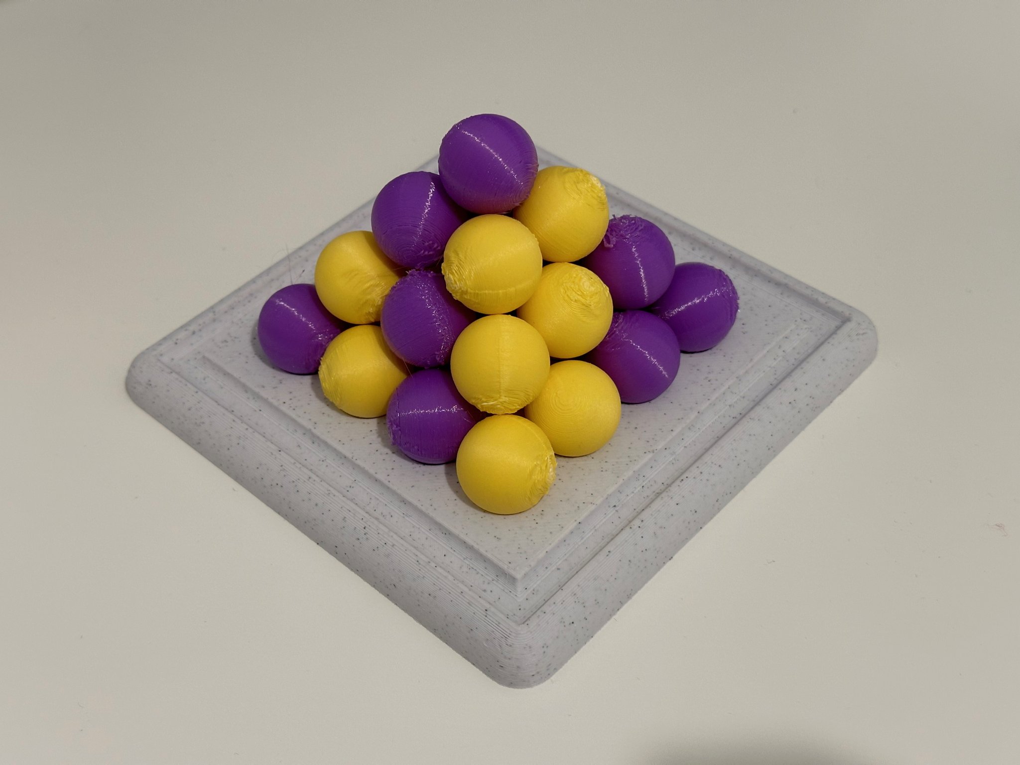 Trò chơi bàn Pylos với thiết kế đơn giản và thú vị