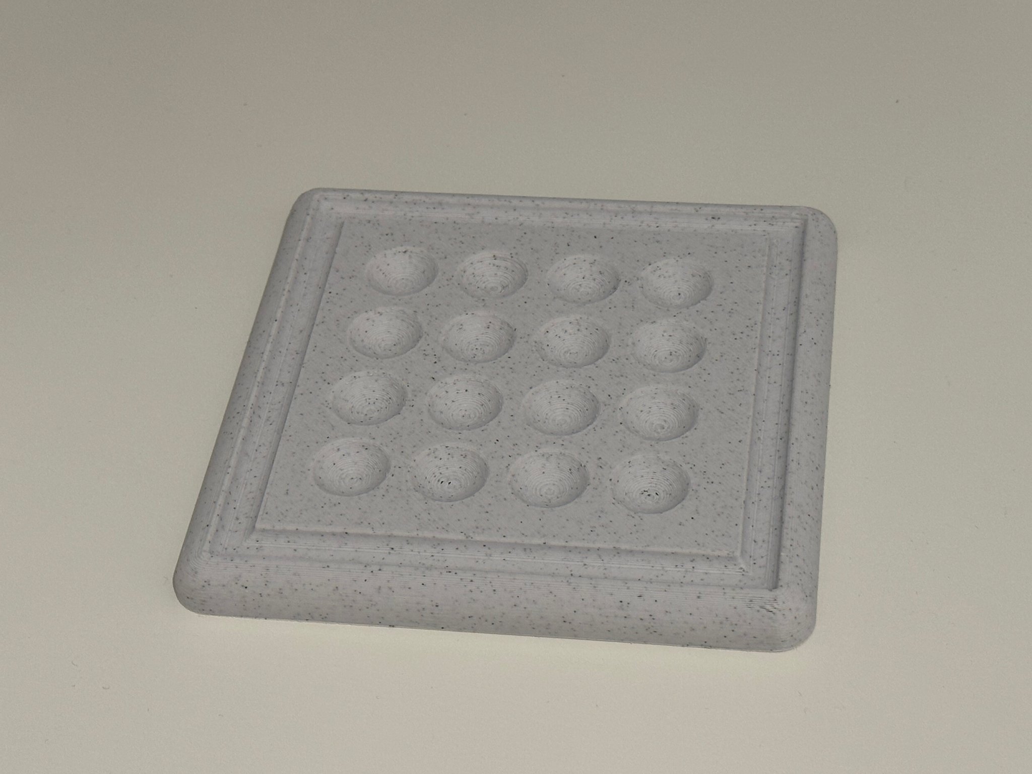 Trò chơi bàn Pylos với thiết kế đơn giản và thú vị