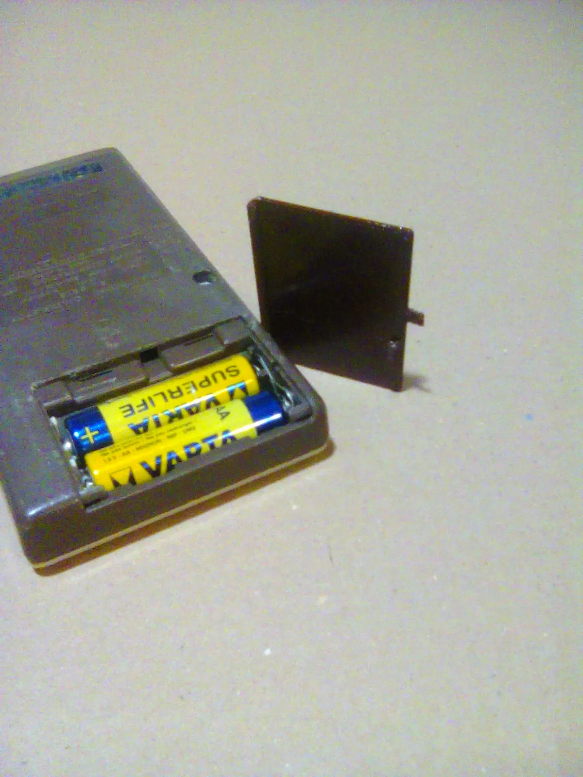 Nắp pin cho máy tính Sharp EL-5812 từ thập niên 70