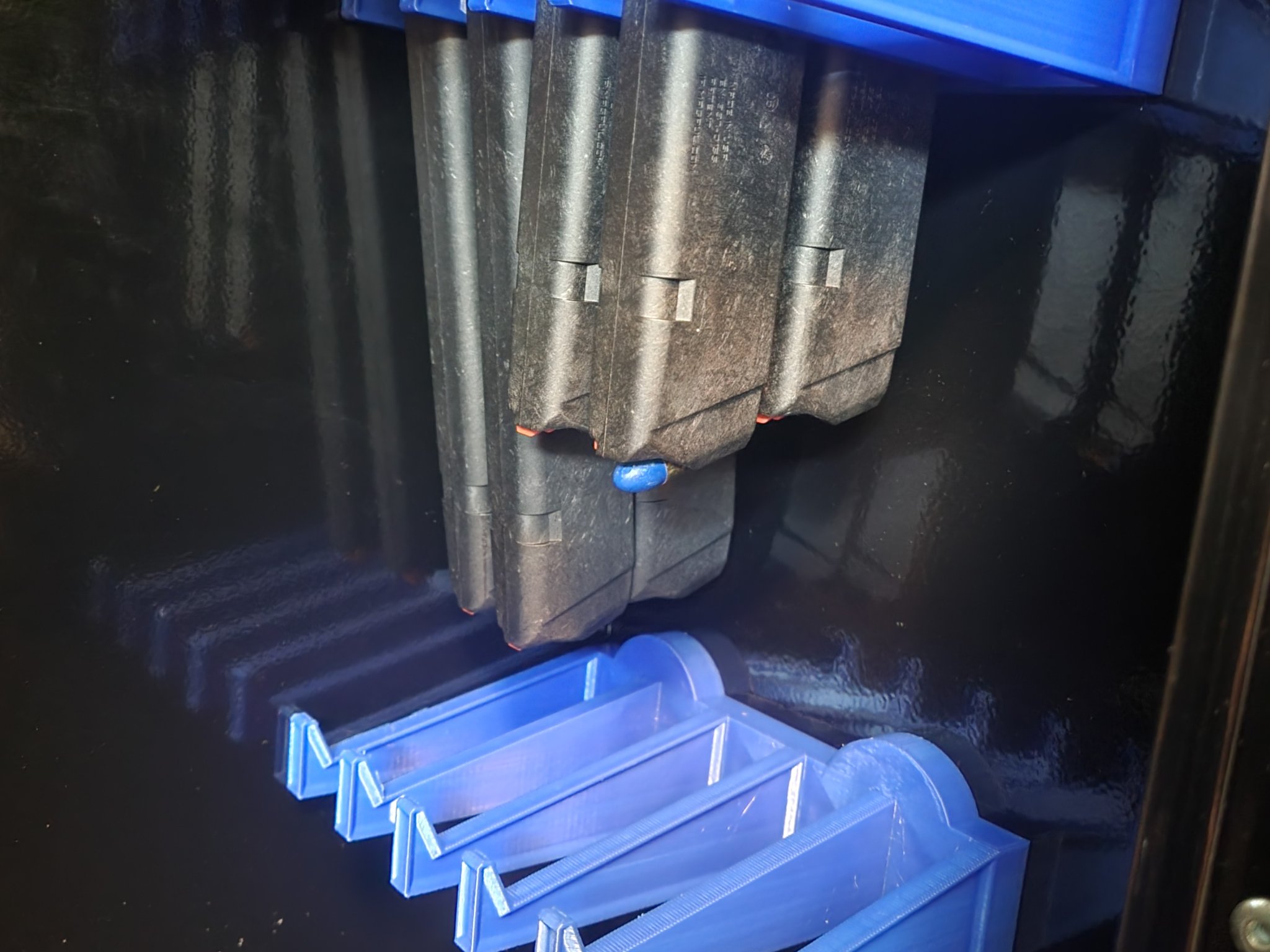 Giá đỡ băng đạn súng ngắn gắn từ tính cho tủ an toàn