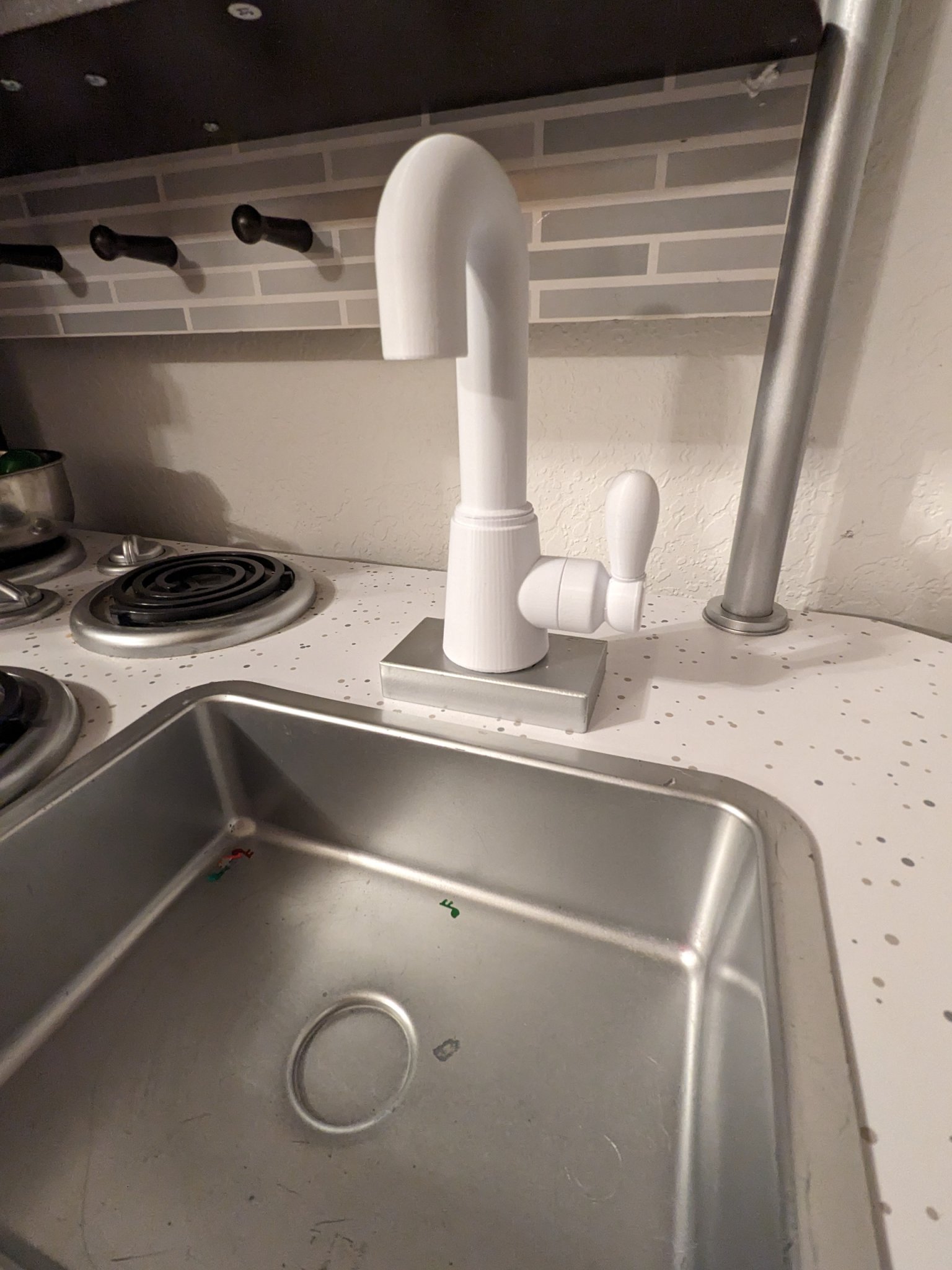 Vòi nước thay thế cho bếp chơi KidKraft Uptown Espresso