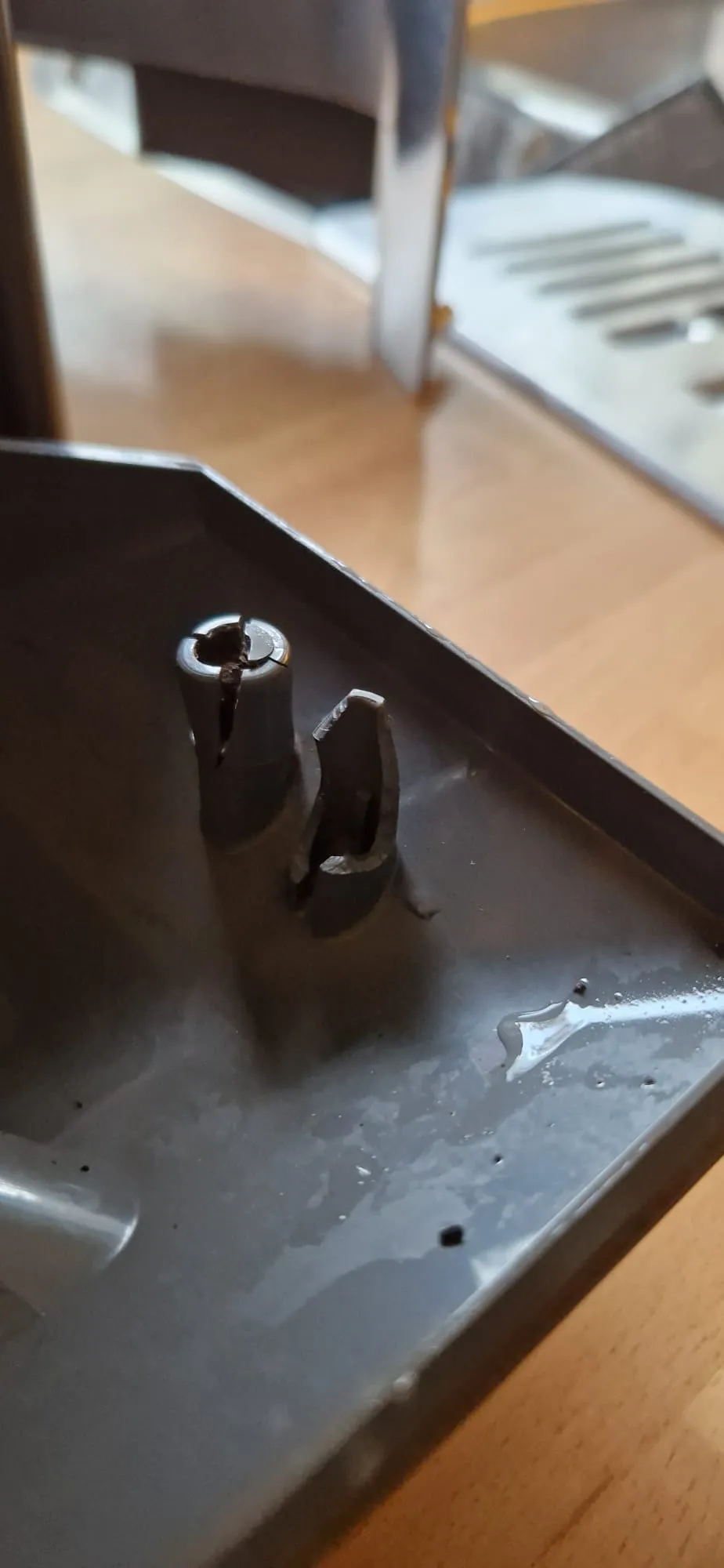 Sửa chữa giá đỡ ống tạo bọt sữa Siemens EQ 6