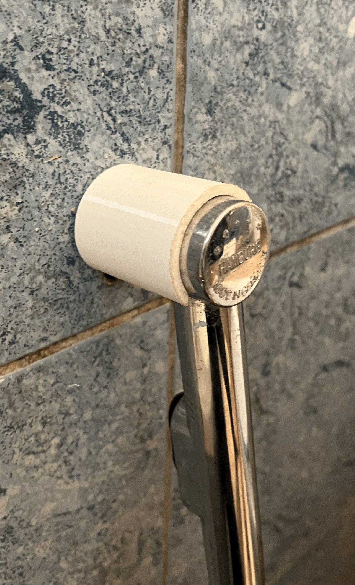 Giá đỡ ống xịt phòng tắm gắn tường