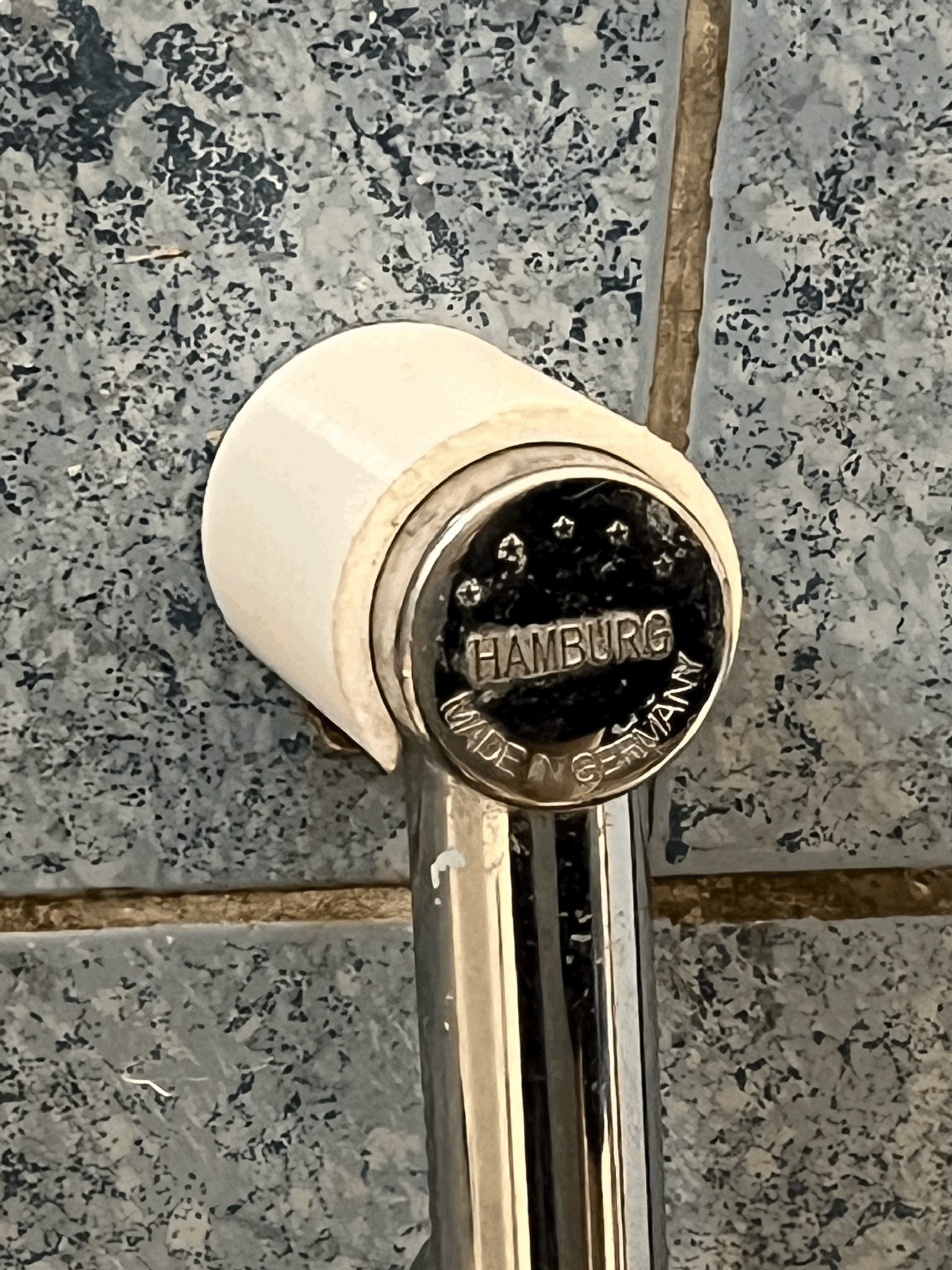 Giá đỡ ống xịt phòng tắm gắn tường