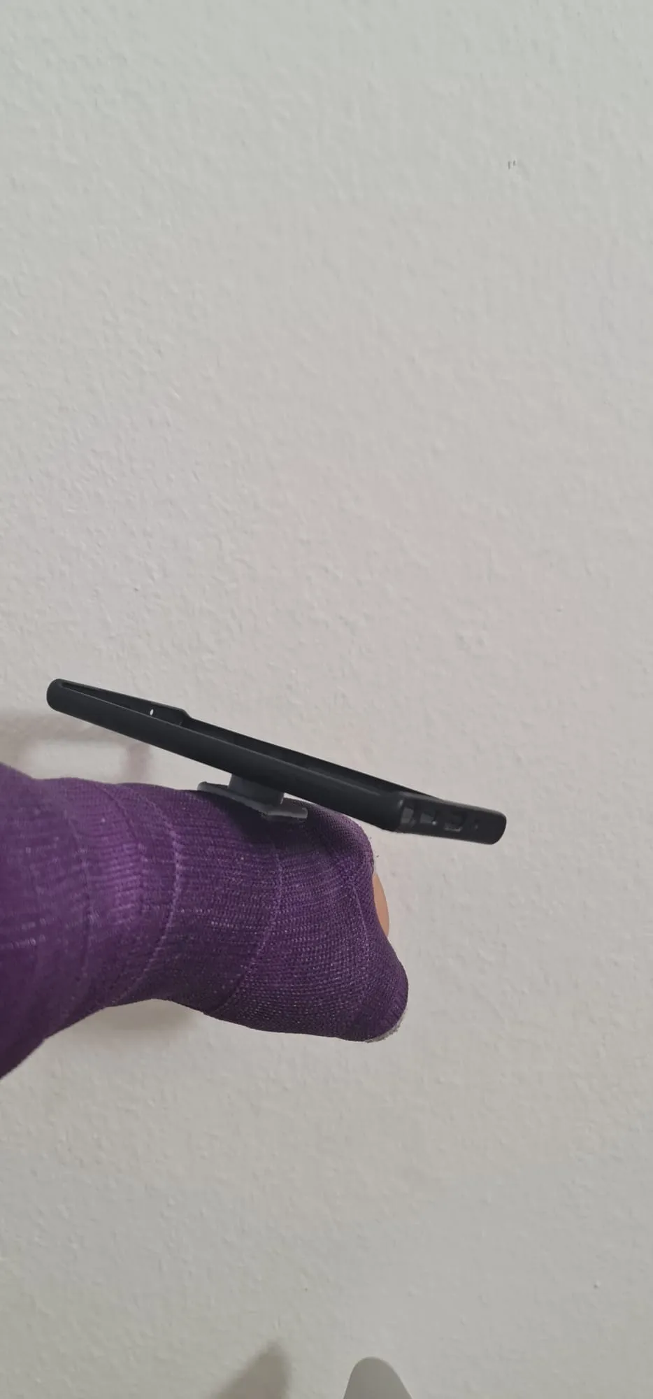 Giá đỡ điện thoại gắn lên băng tay Castlock