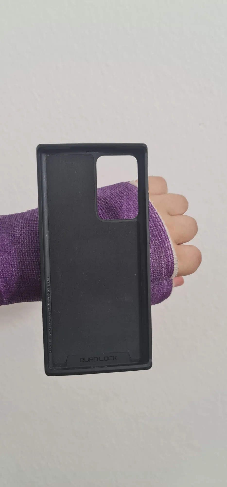 Giá đỡ điện thoại gắn lên băng tay Castlock