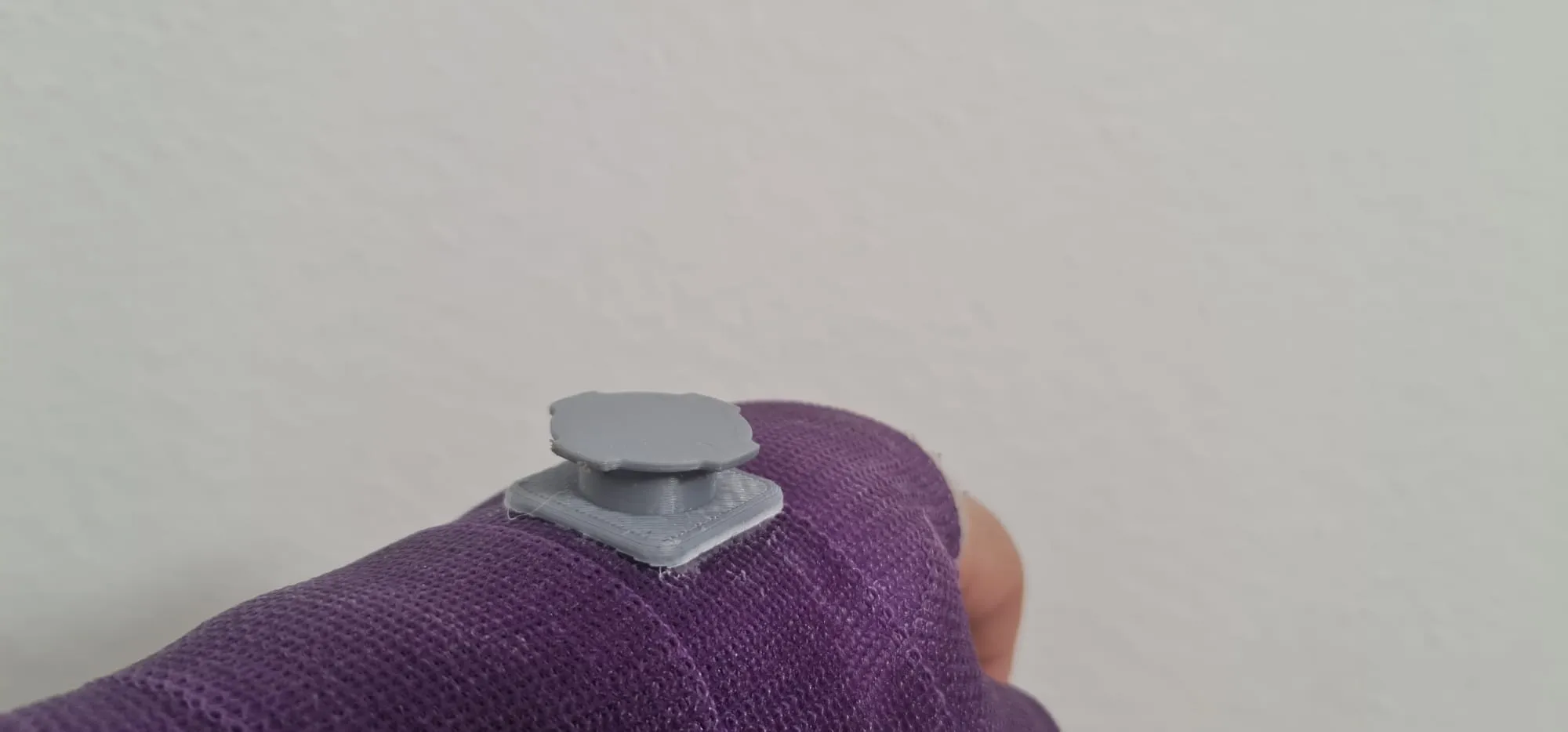 Giá đỡ điện thoại gắn lên băng tay Castlock