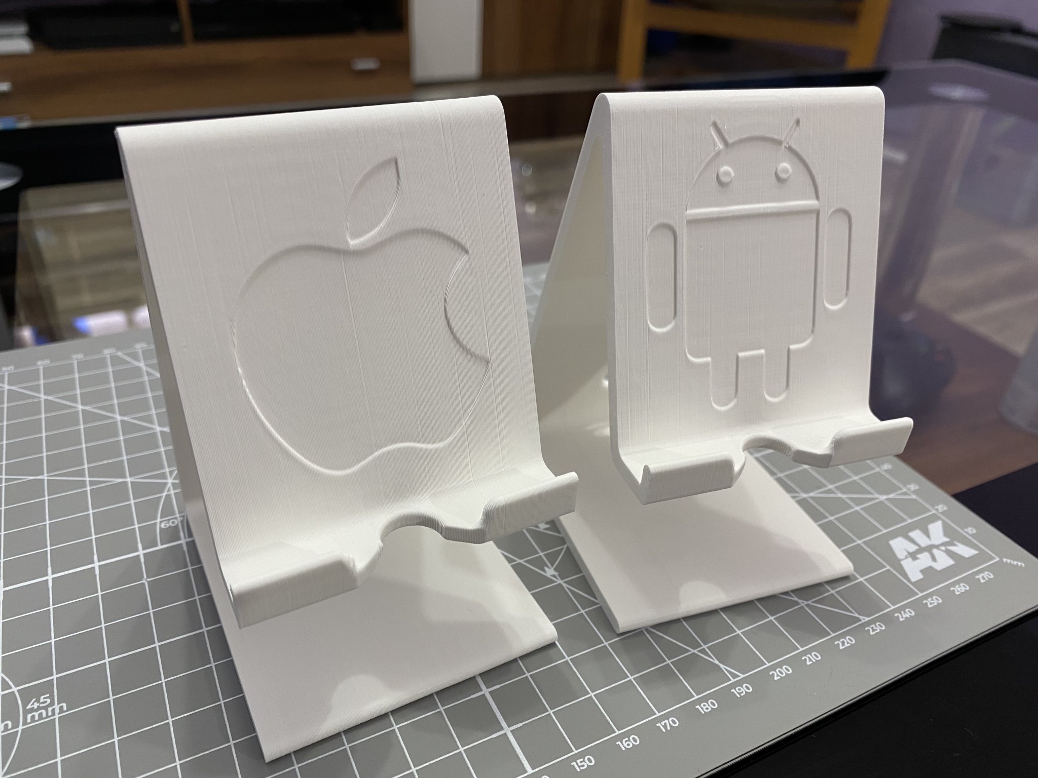 Giá đỡ điện thoại đa dạng kích thước với logo Apple và And...