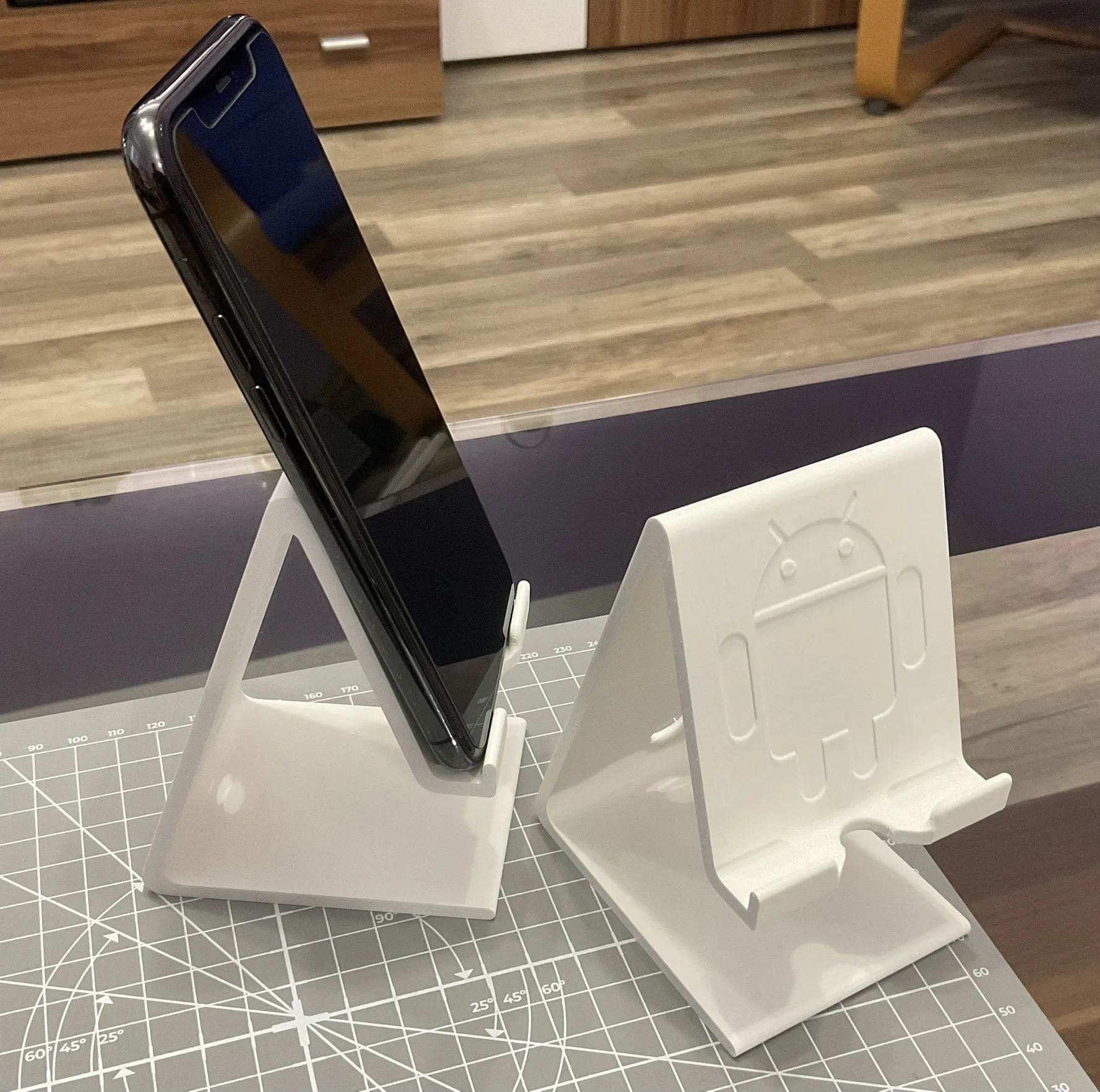 Giá đỡ điện thoại đa dạng kích thước với logo Apple và And...