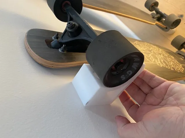 Giá treo tường cho longboard phù hợp với bánh xe 70mm