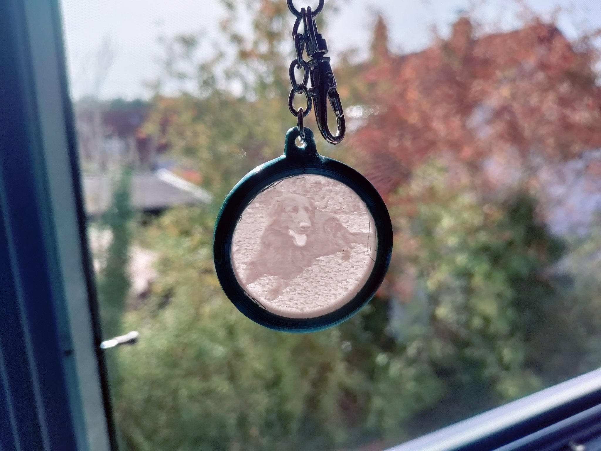 Móc khóa hình lithophane với hình ảnh của người thân và bạn bè