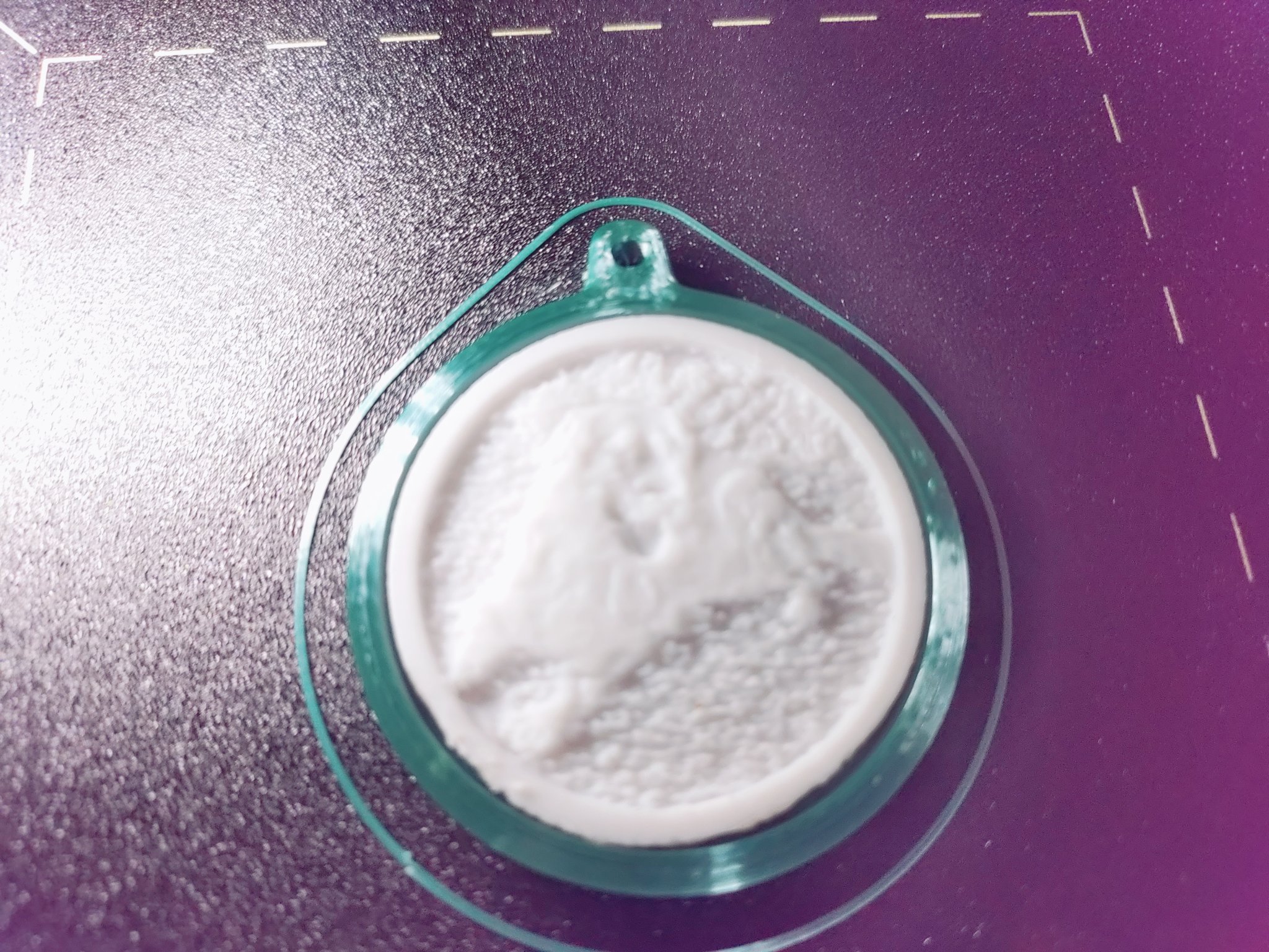 Móc khóa hình lithophane với hình ảnh của người thân và bạn bè