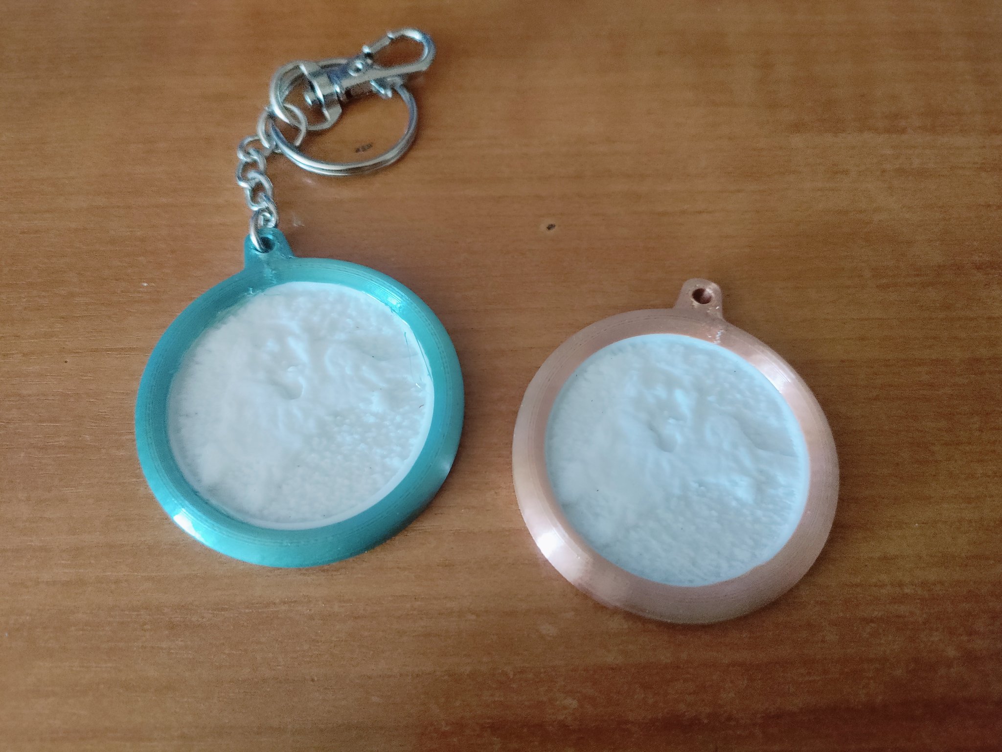 Móc khóa hình lithophane với hình ảnh của người thân và bạn bè