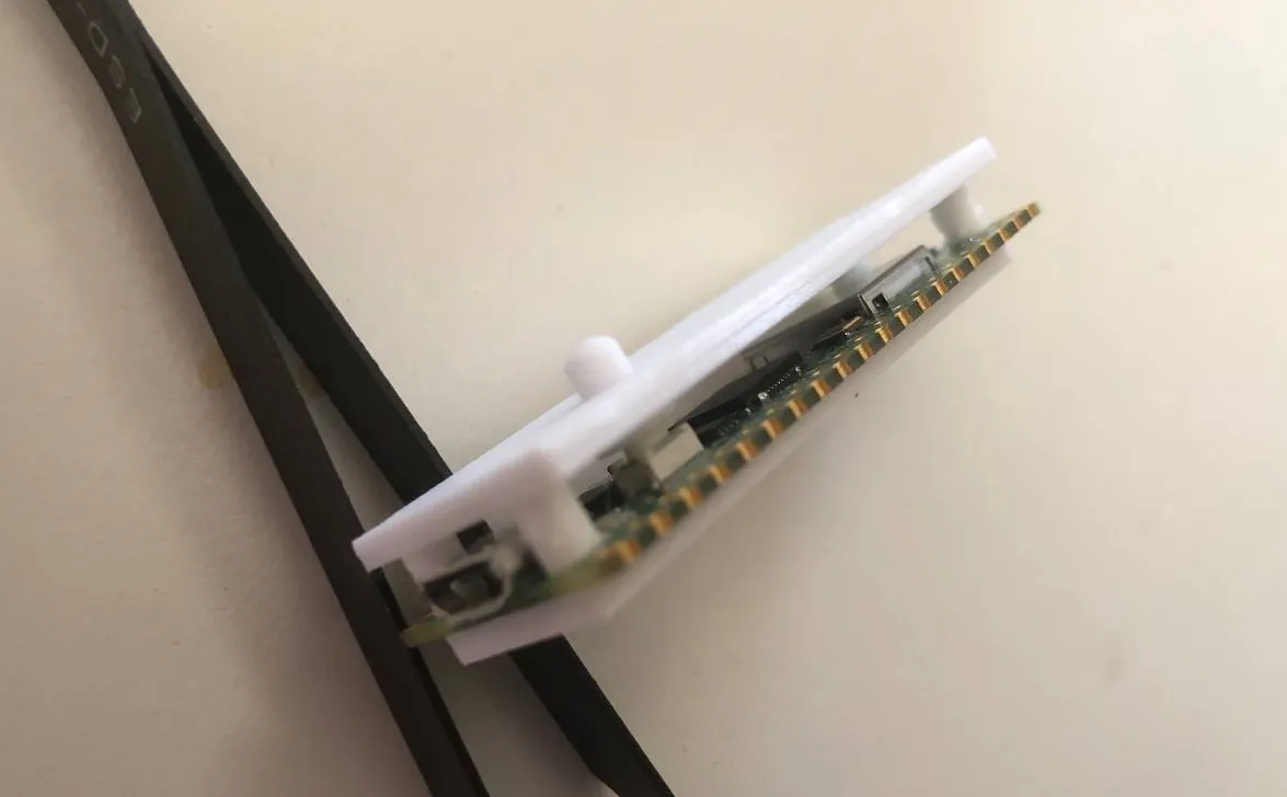 Vỏ Raspberry Pi Pico W gần giống bản gốc