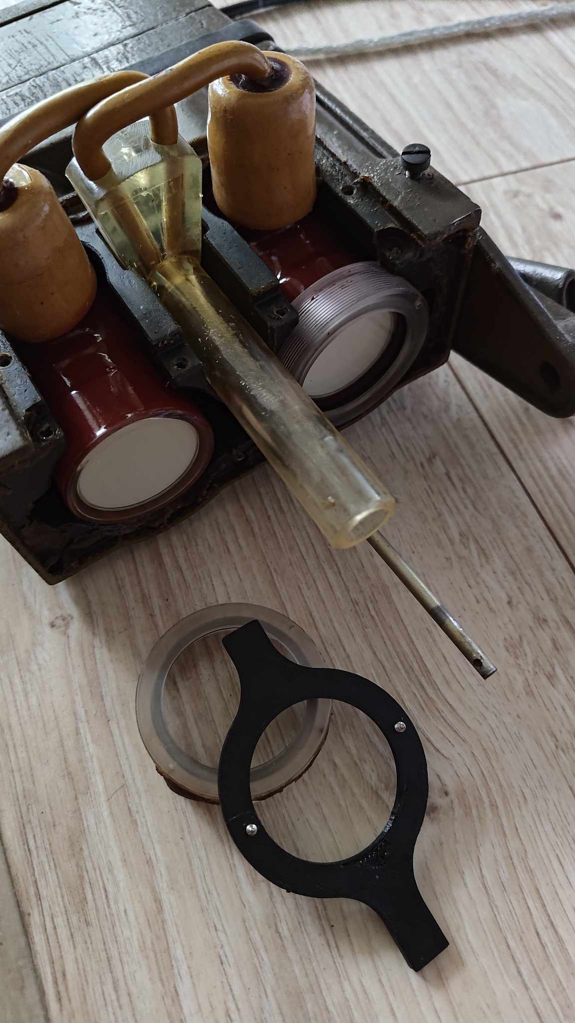 Công cụ đơn giản để tháo ống nhìn ban đêm từ kính tiềm v...