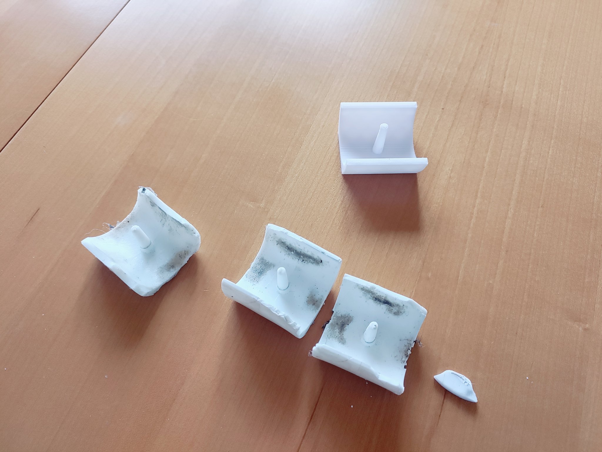 Thay thế bộ bảo vệ chân bàn cho bàn sân thượng