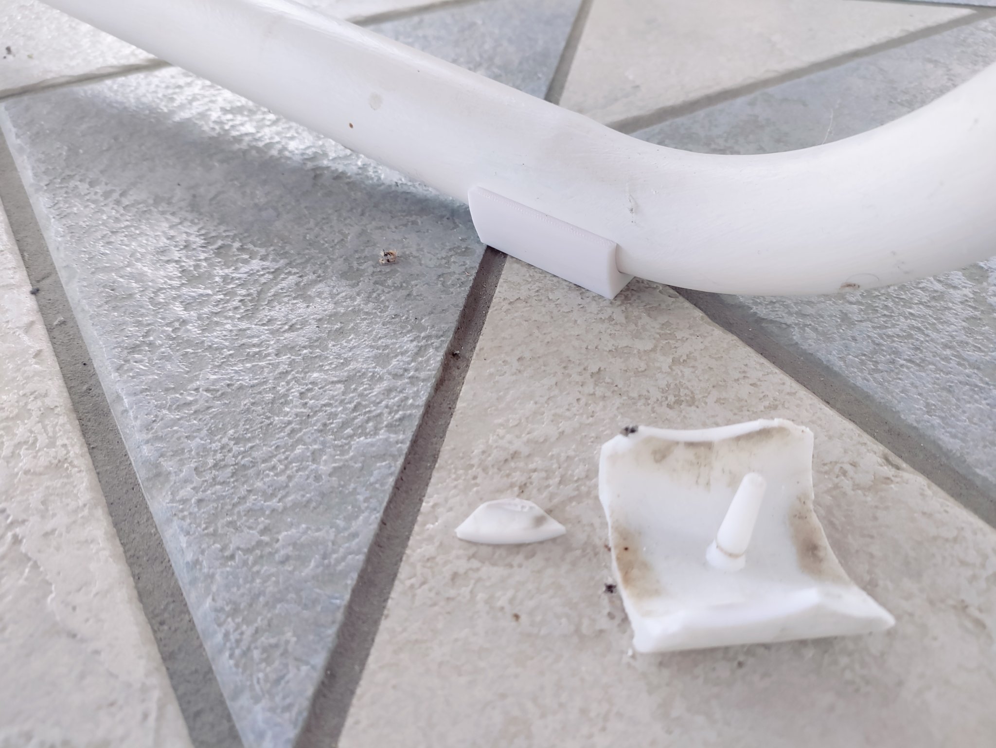 Thay thế bộ bảo vệ chân bàn cho bàn sân thượng