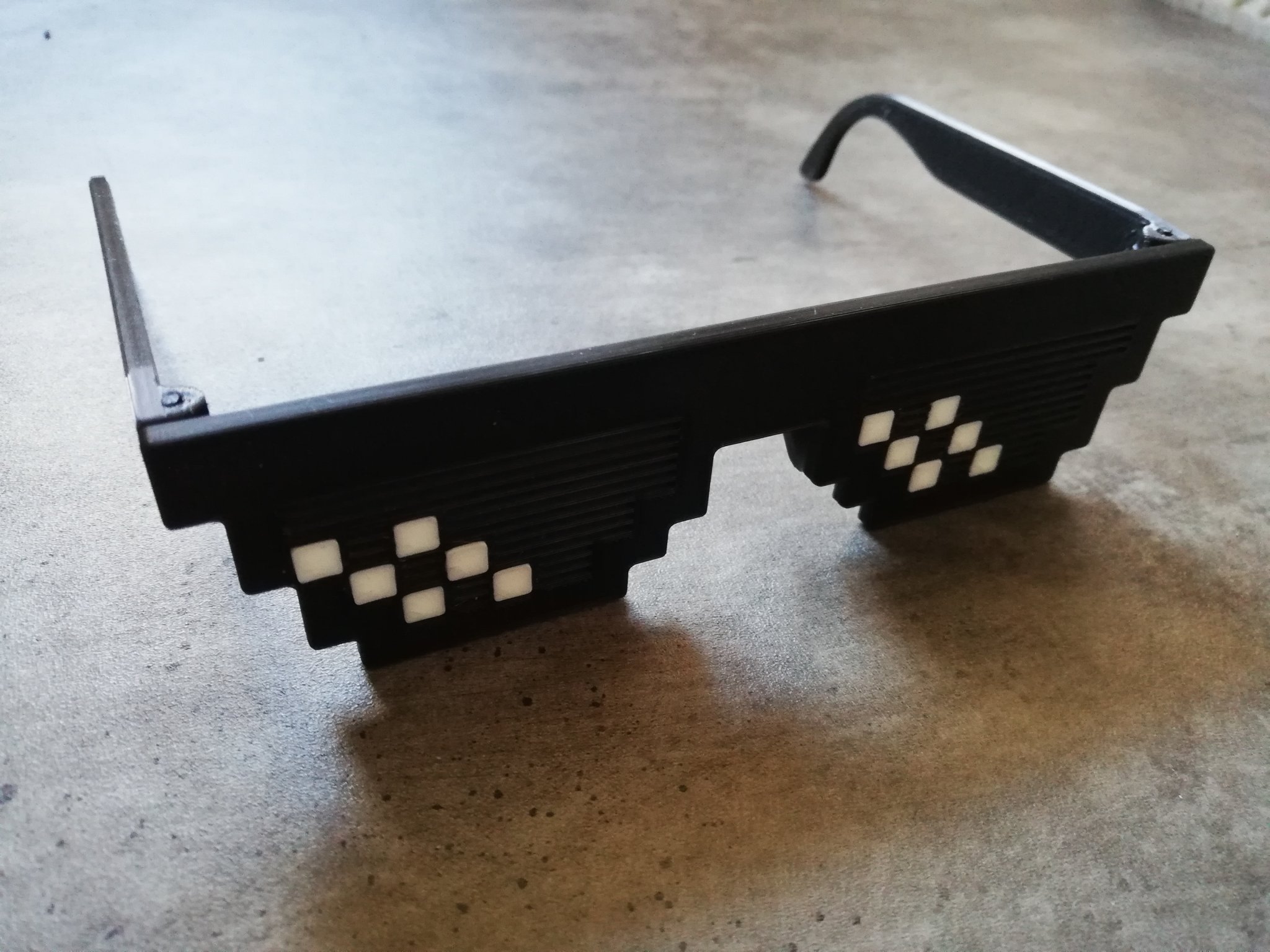 Kính mắt "Cuộc sống khó khăn" với phần đệm mũi dễ in