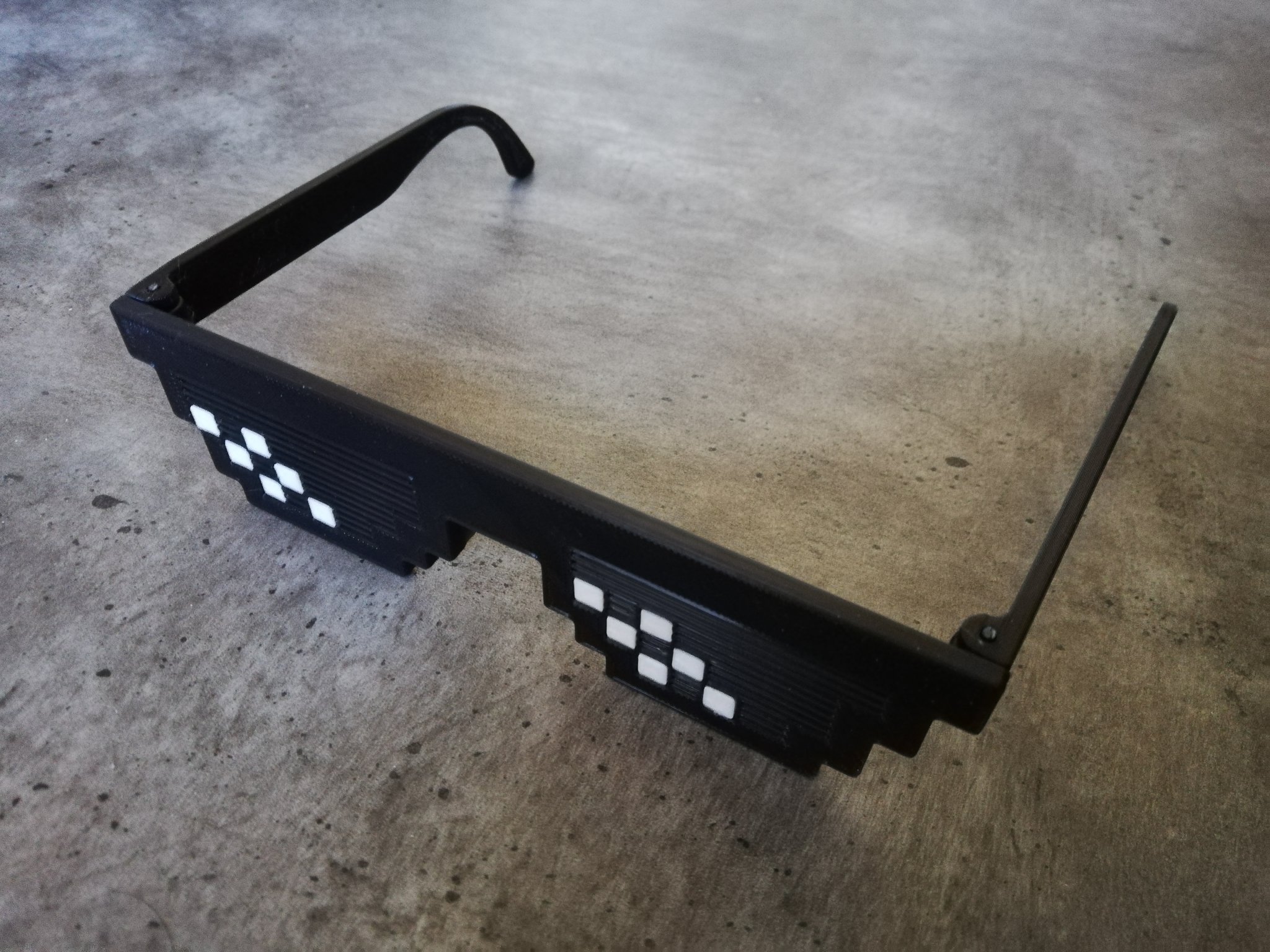 Kính mắt "Cuộc sống khó khăn" với phần đệm mũi dễ in