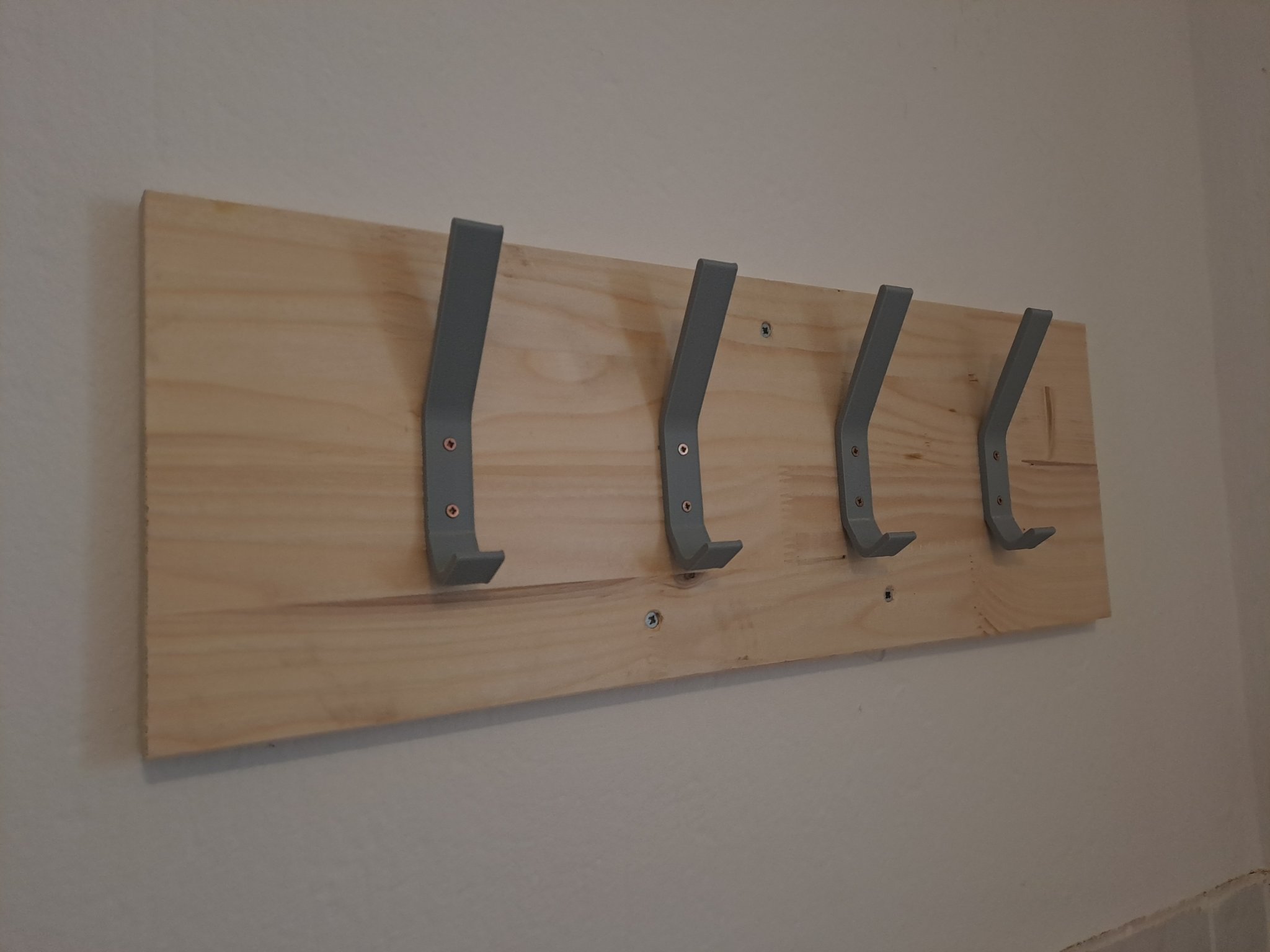 Móc treo quần áo đơn giản và chắc chắn