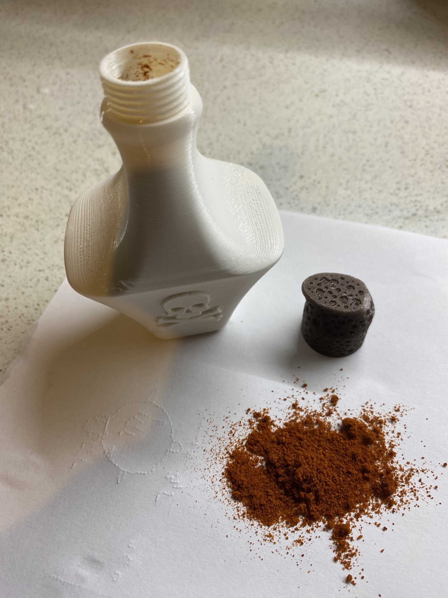 Bình độc dược nhỏ với nắp đậy