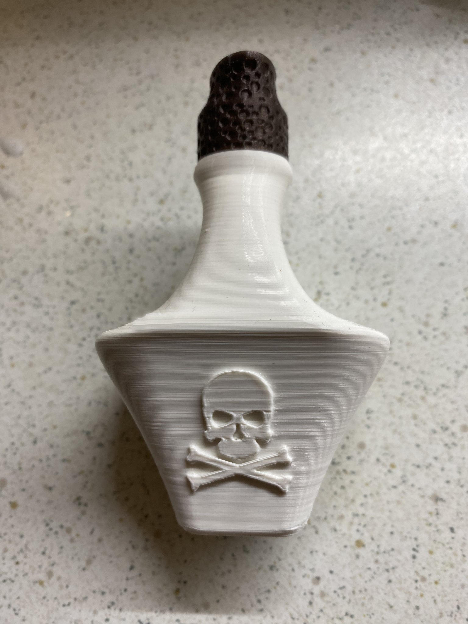 Bình độc dược nhỏ với nắp đậy