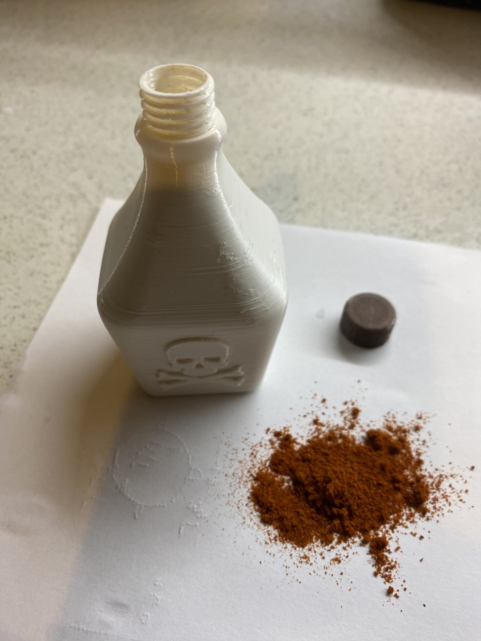 Bình độc dược nhỏ có nắp đậy