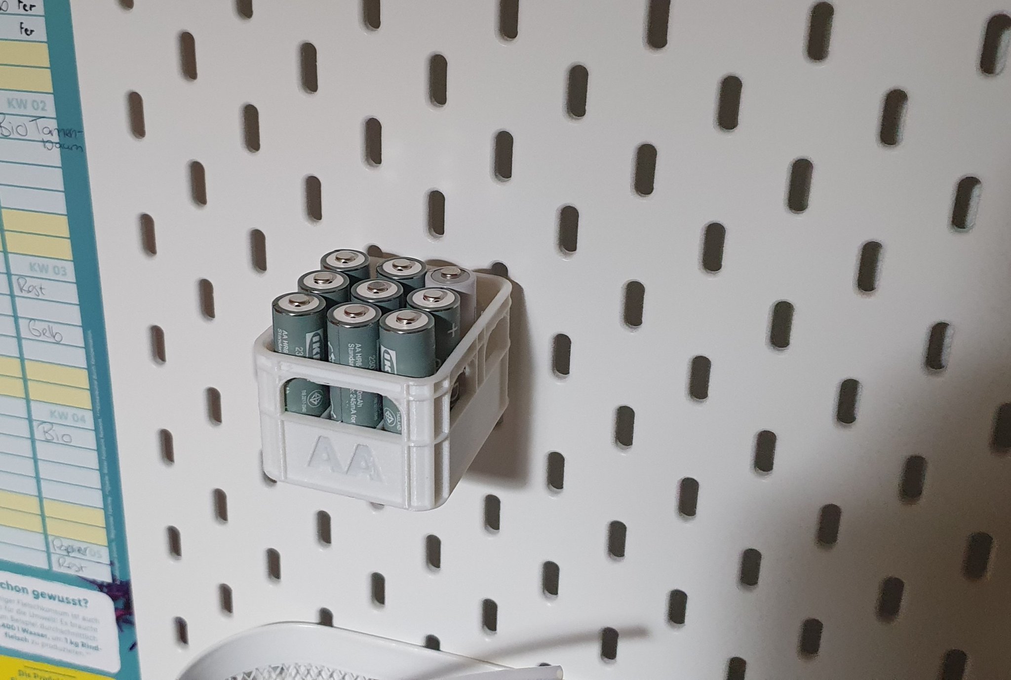 Giá đỡ pin AA và AAA trong thùng bia Skadis