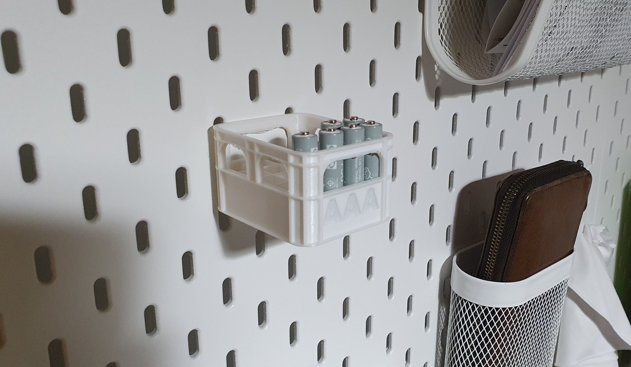 Giá đỡ pin AA và AAA trong thùng bia Skadis