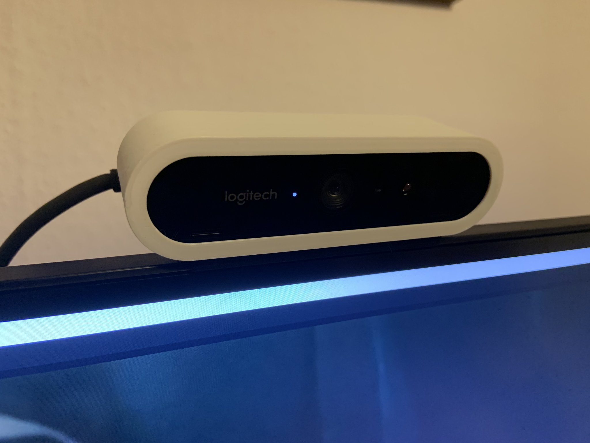 Giá đỡ webcam Logitech Brio cho màn hình Aorus FI32U