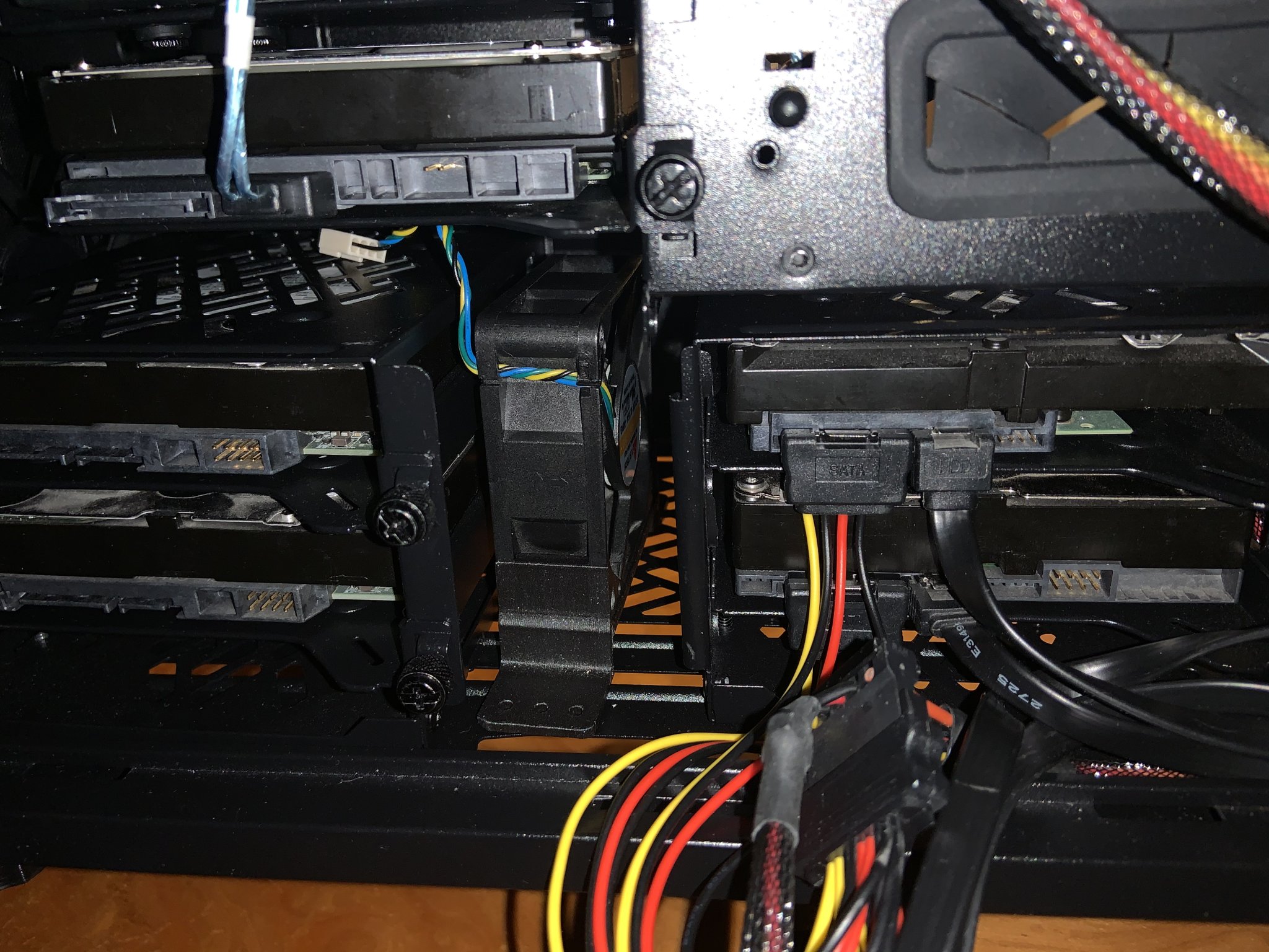 Giá đỡ quạt 70mm giữa các khay HDD trong case Define 7XL