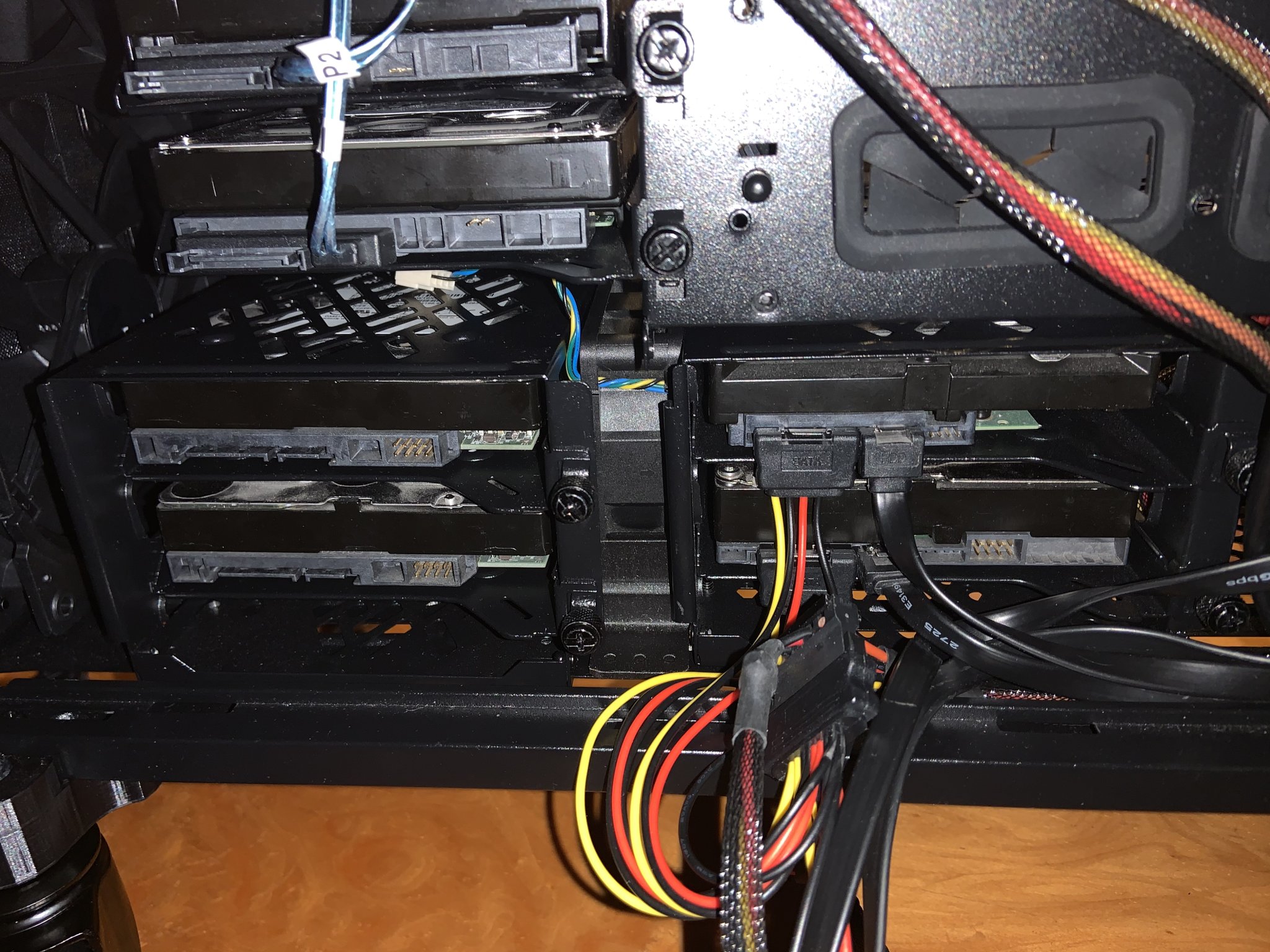 Giá đỡ quạt 70mm giữa các khay HDD trong case Define 7XL