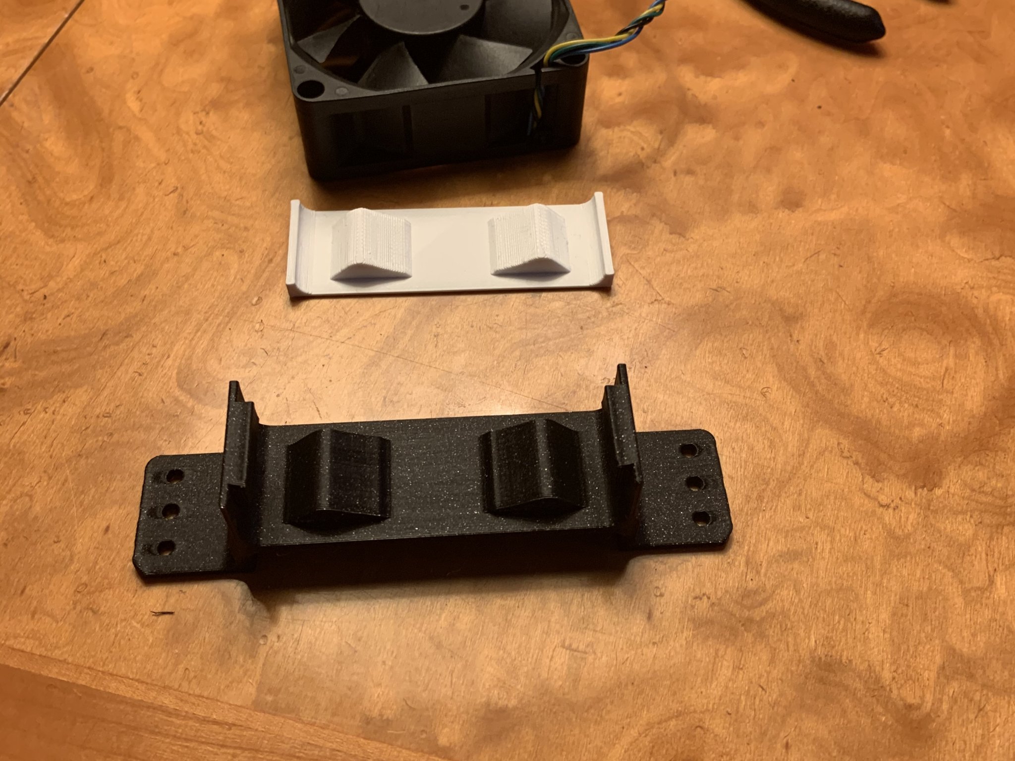 Giá đỡ quạt 70mm giữa các khay HDD trong case Define 7XL