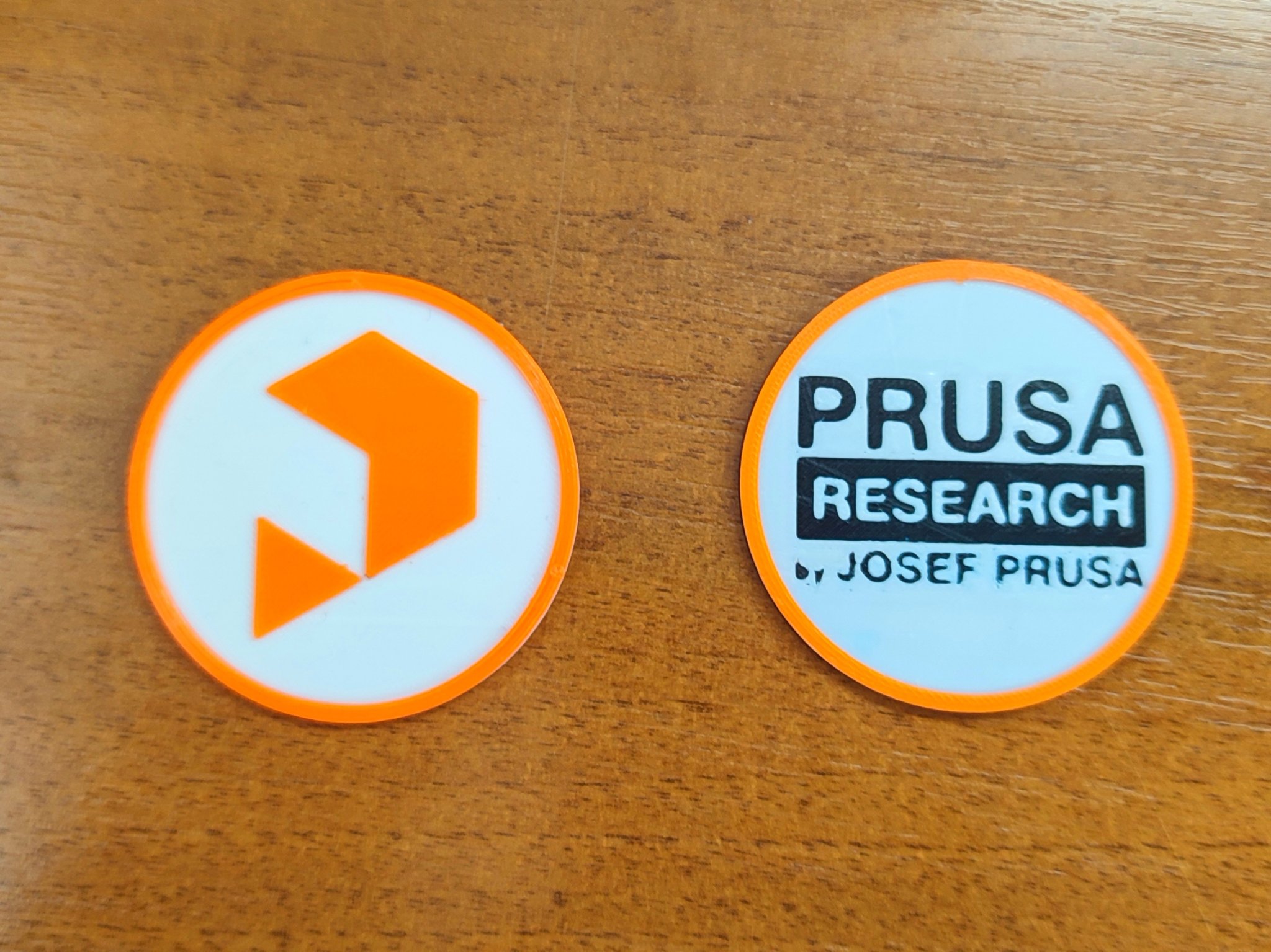 Bộ token Prusa với thiết kế tinh tế màu cam, đen và trắng