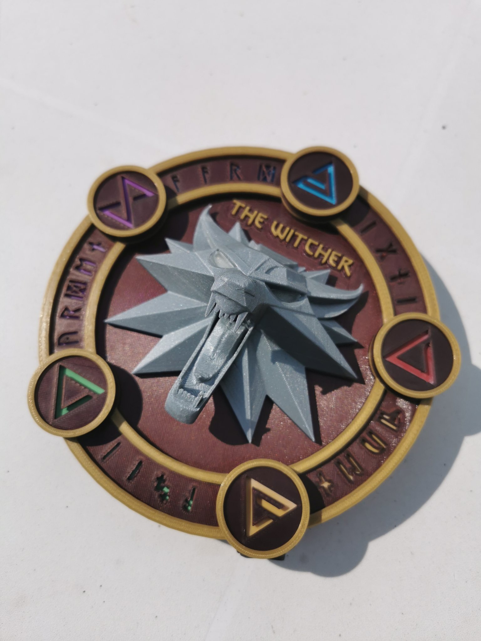 Biểu tượng ánh sáng LED của Trường Sói trong The Witcher