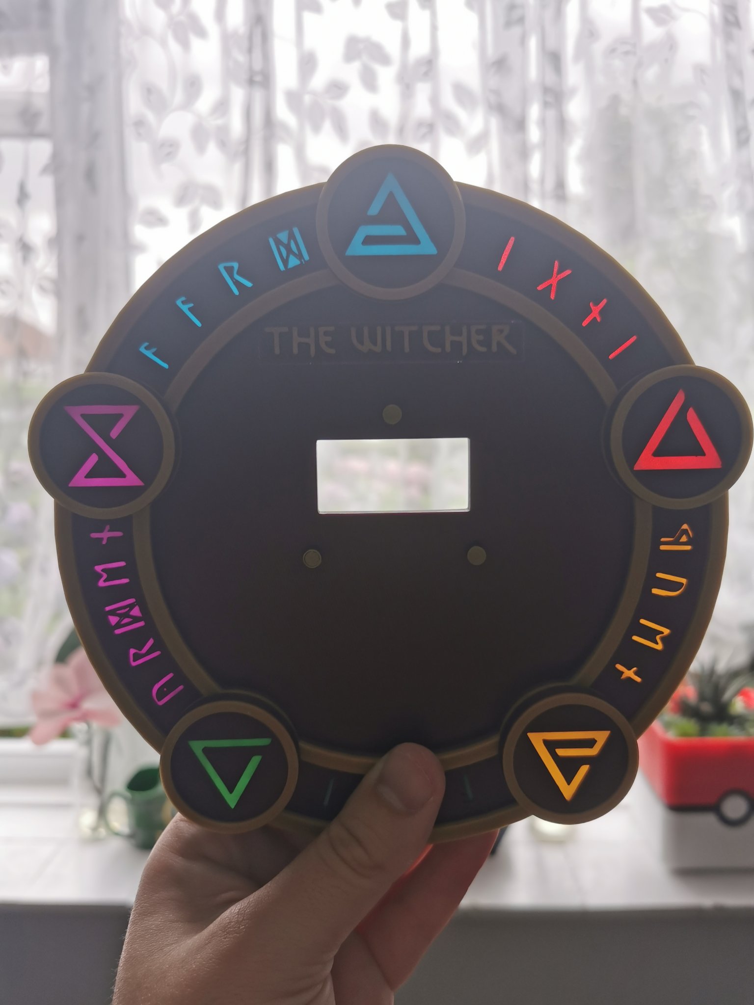 Biểu tượng ánh sáng LED của Trường Sói trong The Witcher