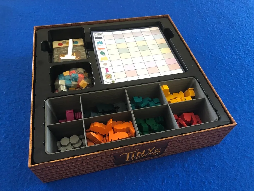 Giá đỡ cho trò chơi Tiny Towns với thiết kế thông minh